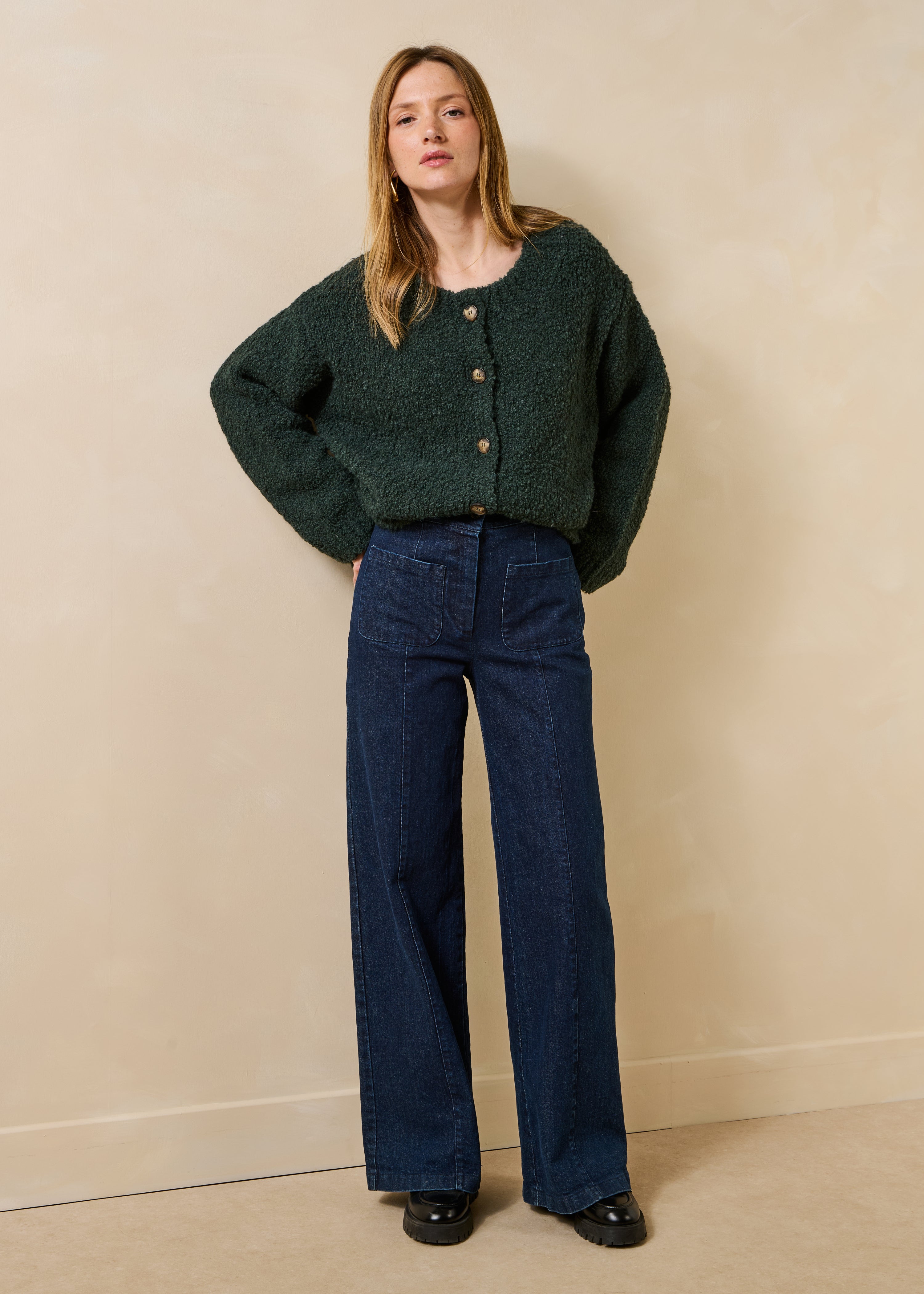 Flaschengrüner Bouclé-Strickcardigan mit Rundhalsausschnitt