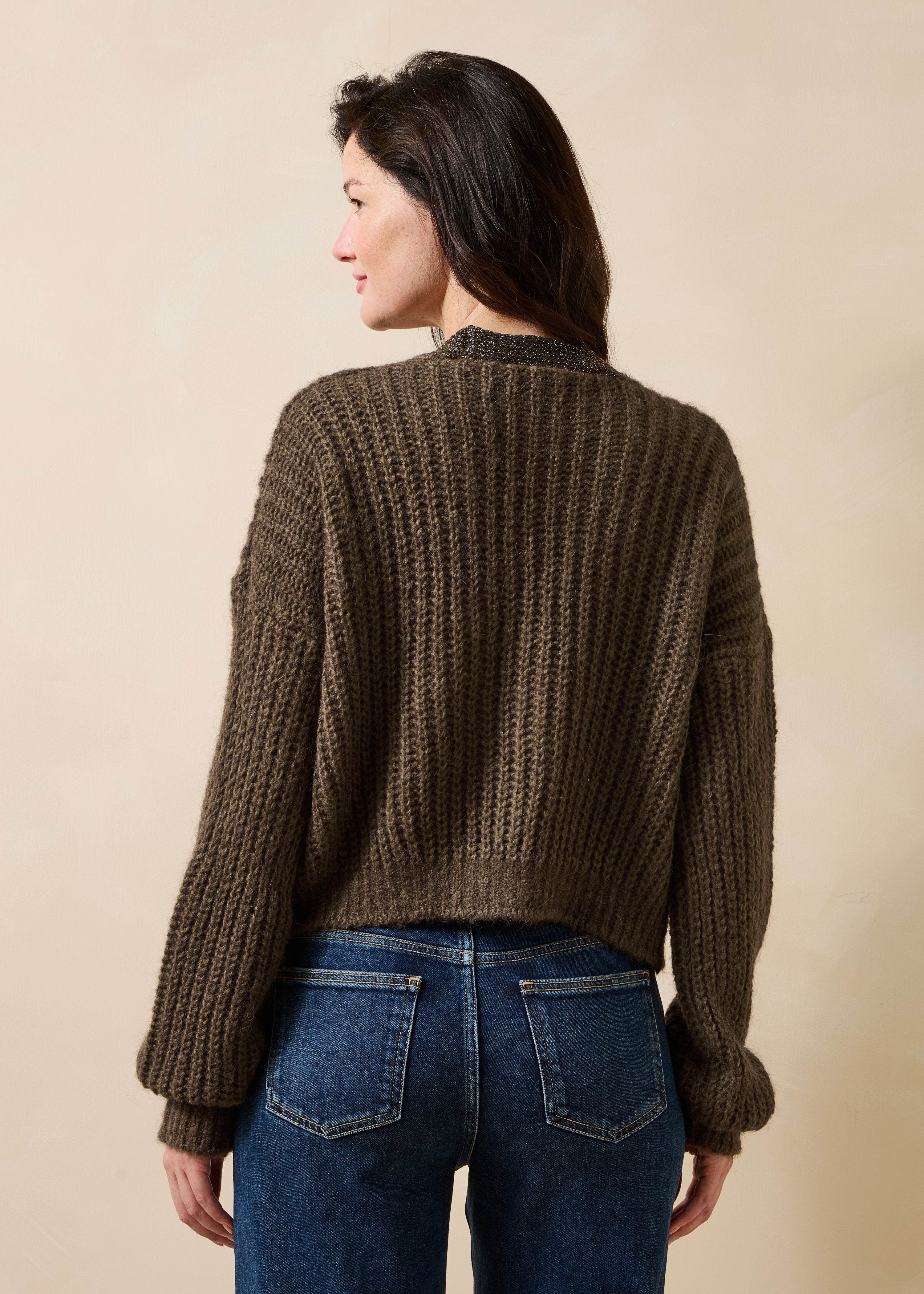 Weit geschnittener khakifarbener Pullover mit langen Ärmeln, V-Ausschnitt und irisierendem Detail