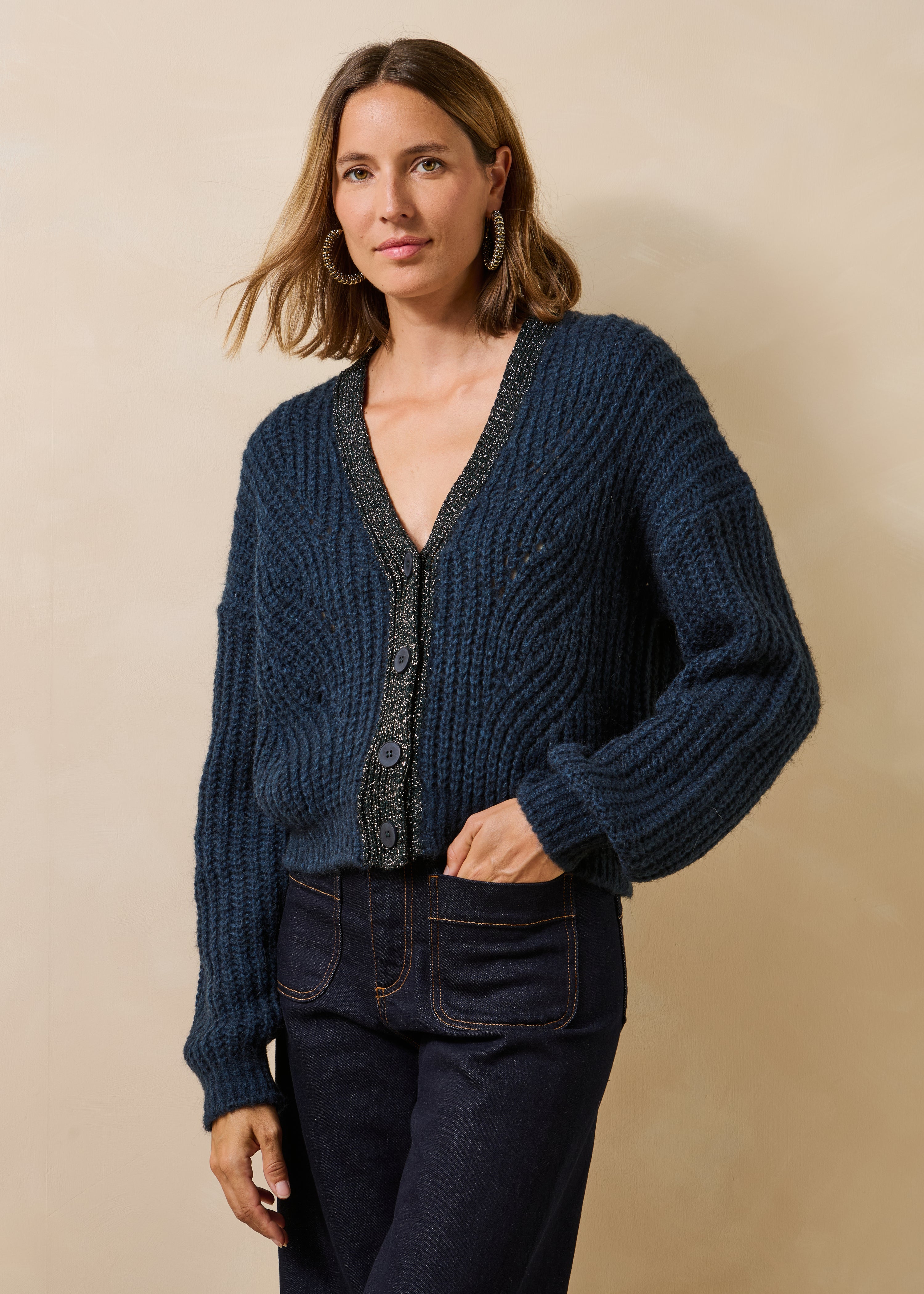 Weit geschnittener marineblauer Cardigan mit langen Ärmeln, V-Ausschnitt und irisierendem Detail