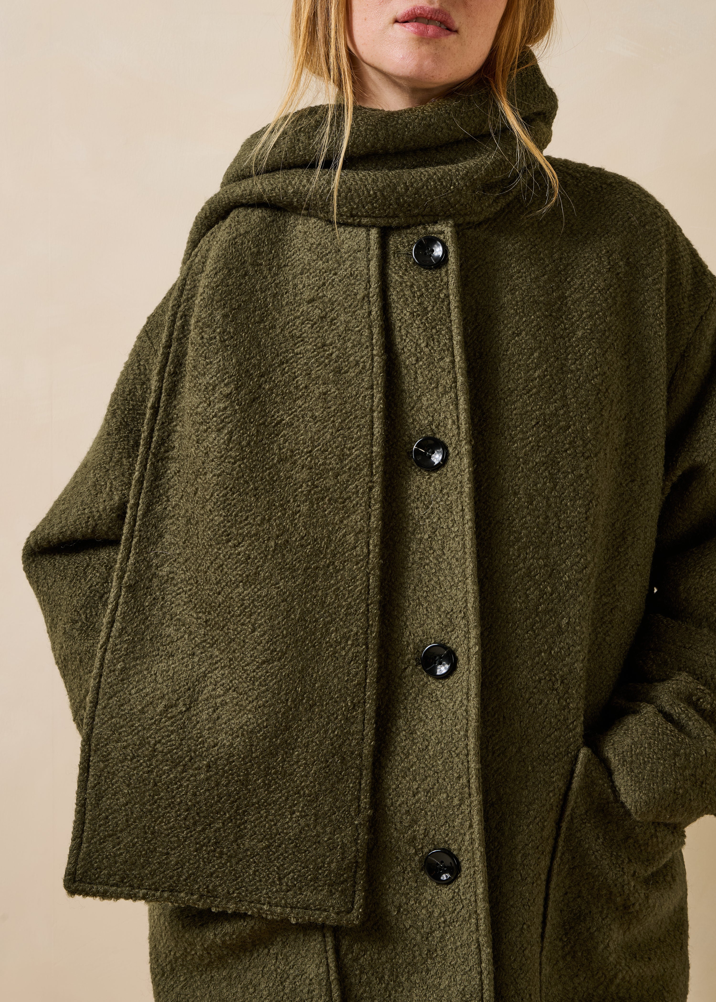 Cappotto kaki con collo alto in lana