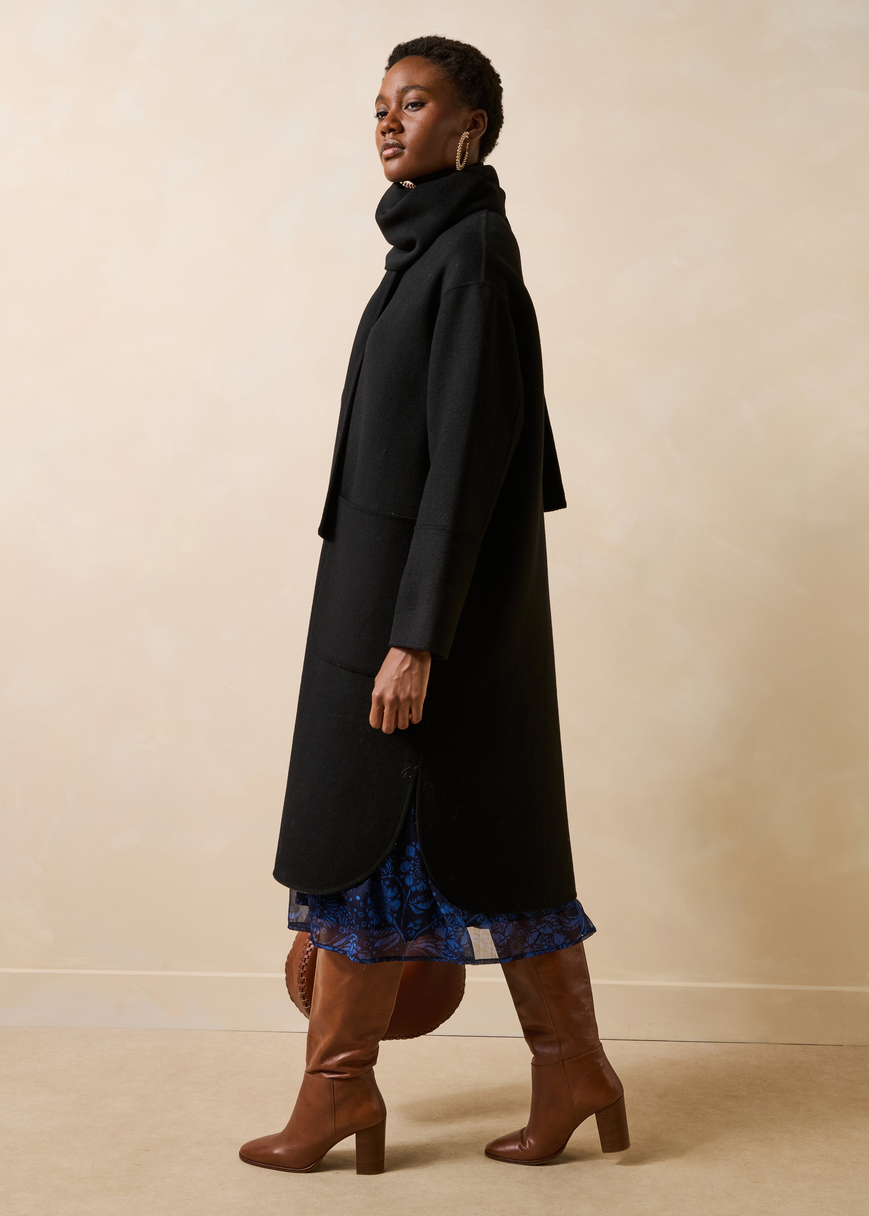 Manteau long noir oversize à écharpe amovible