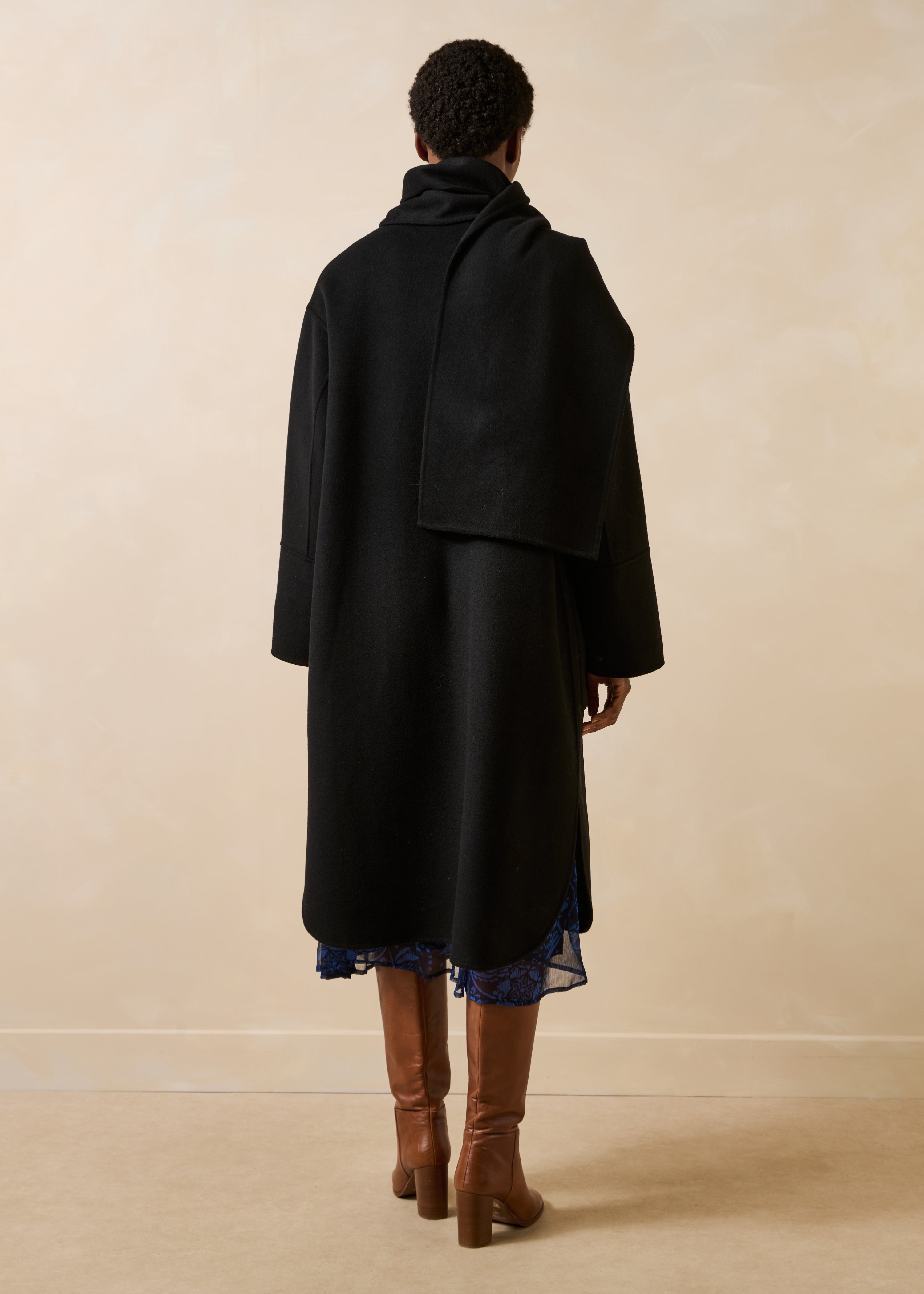 Manteau long noir oversize à écharpe amovible