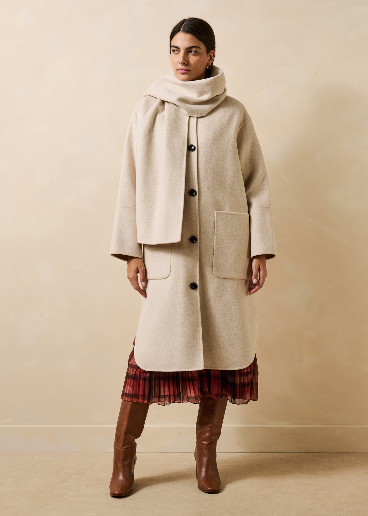 Oversize langer Mantel in Ecru mit abnehmbarem Schal
