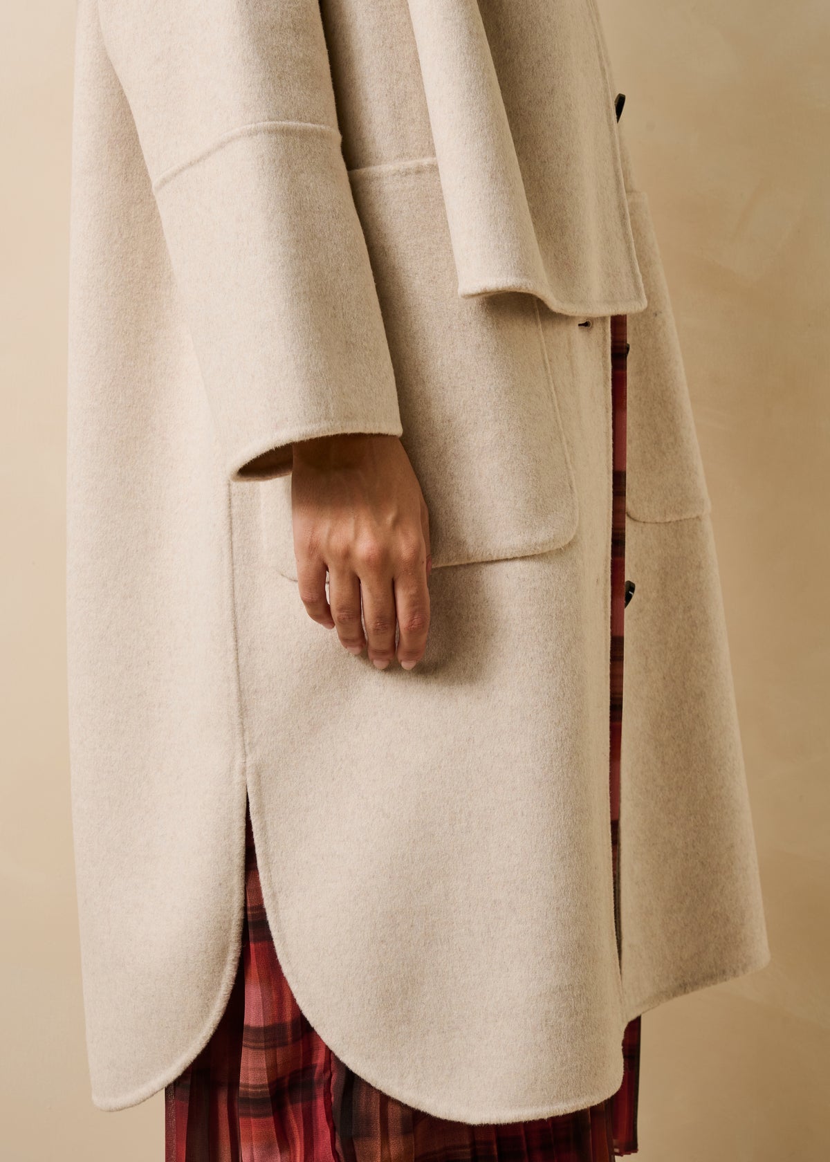Oversize langer Mantel in Ecru mit abnehmbarem Schal