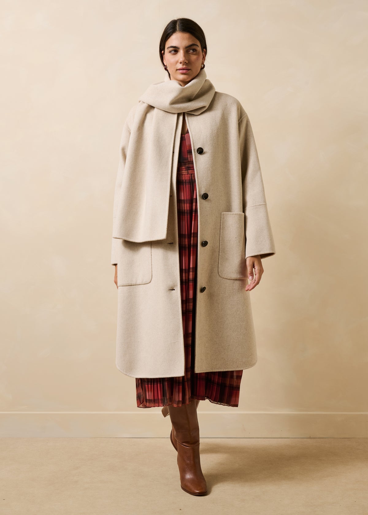 Oversize langer Mantel in Ecru mit abnehmbarem Schal