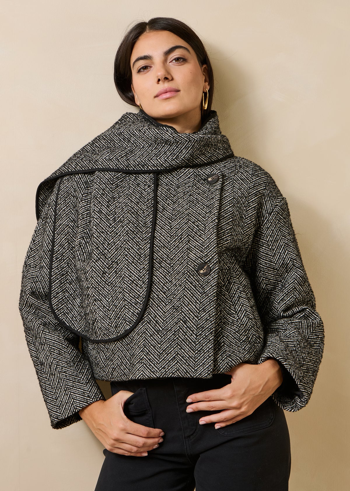 Manteau court noir ample à chevrons écharpe amovible
