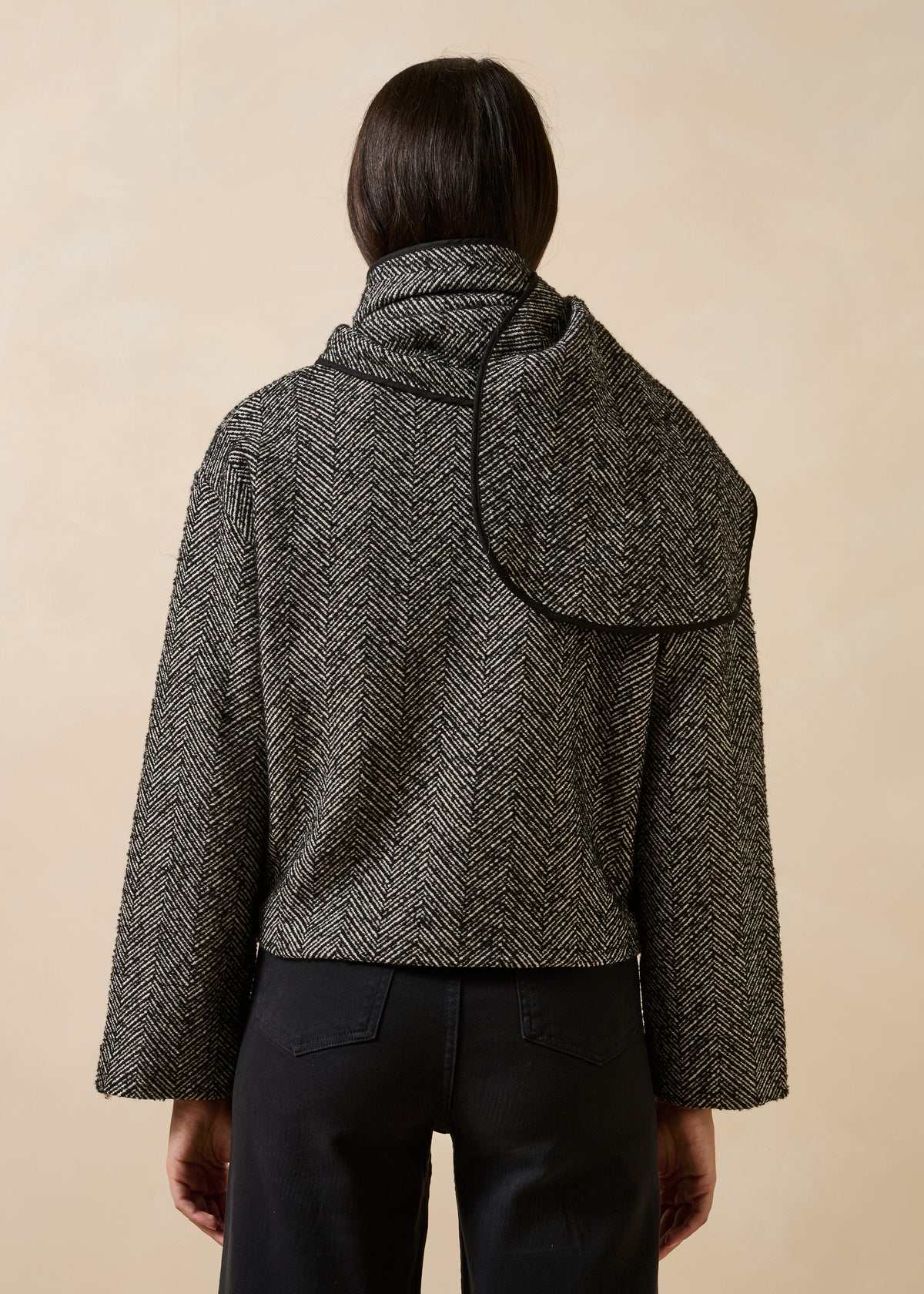Manteau court noir ample à chevrons écharpe amovible