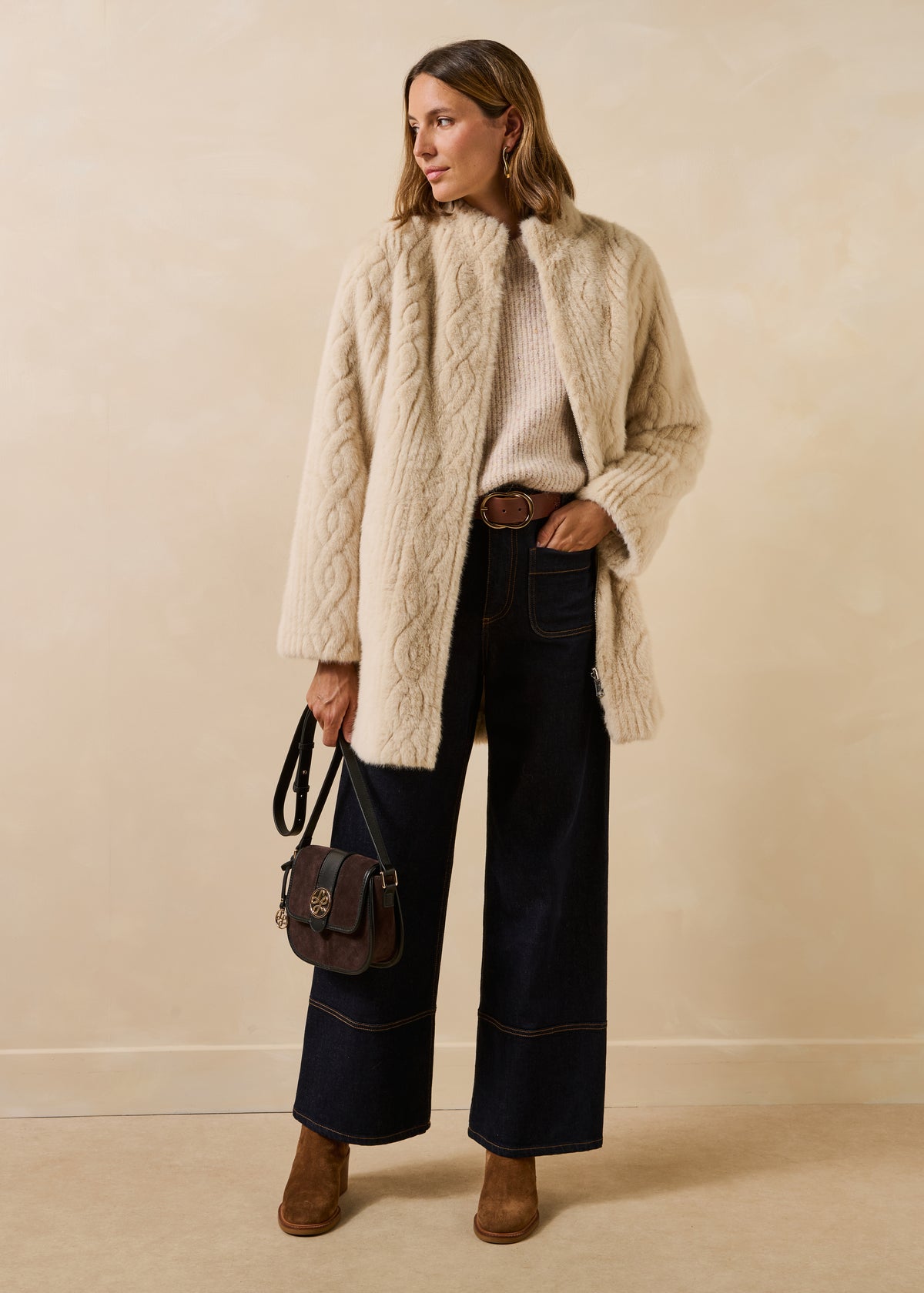 Manteau mi-long écru col rond en fausse fourrure