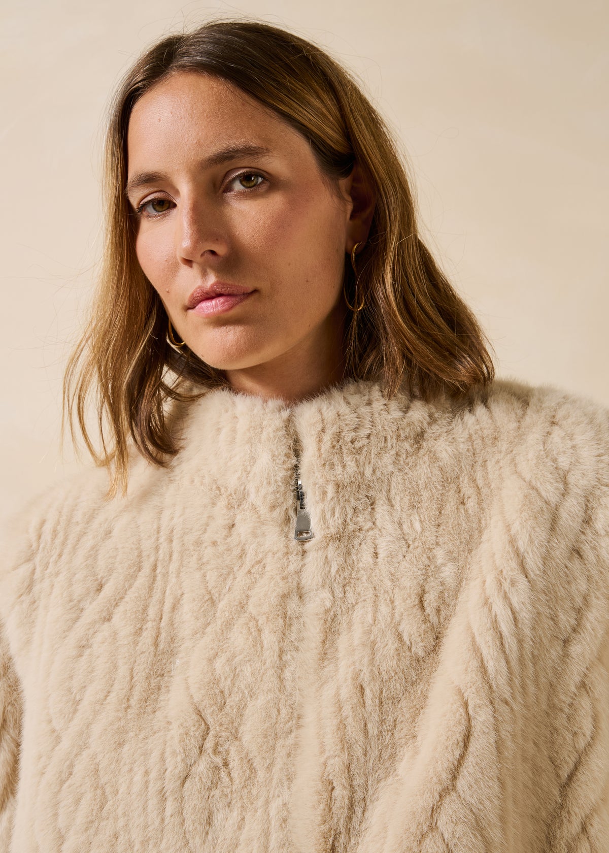 Manteau mi-long écru col rond en fausse fourrure
