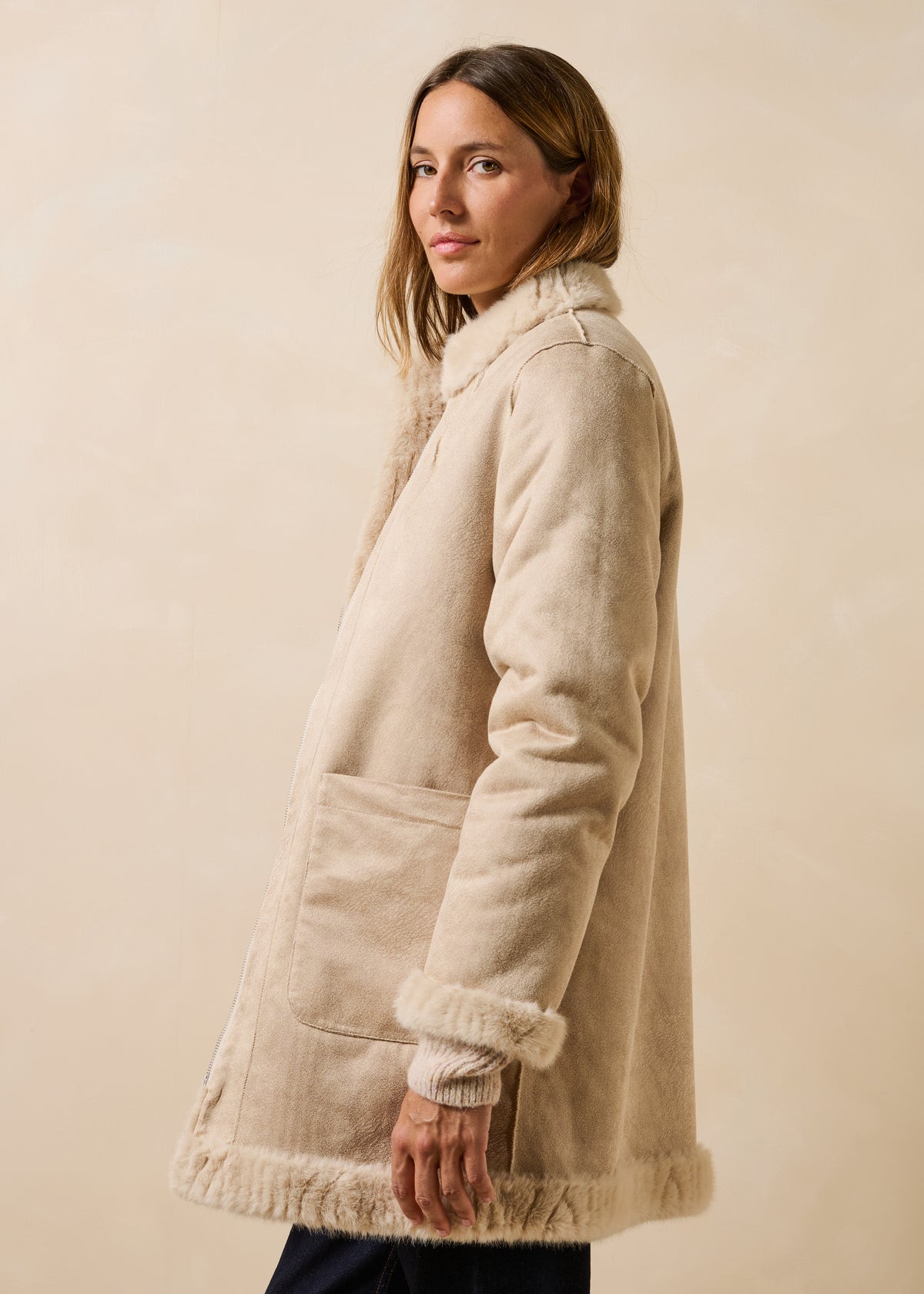 Manteau mi-long écru col rond en fausse fourrure