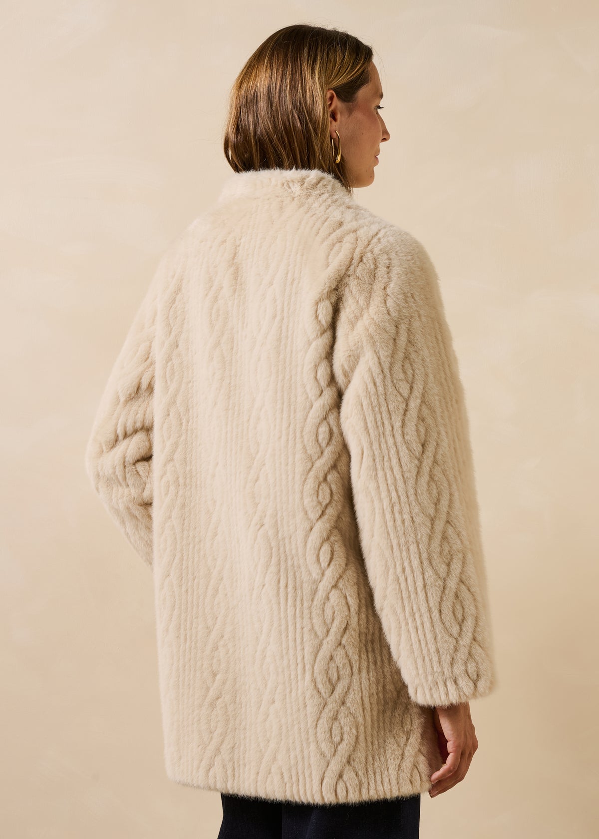 Manteau mi-long écru col rond en fausse fourrure