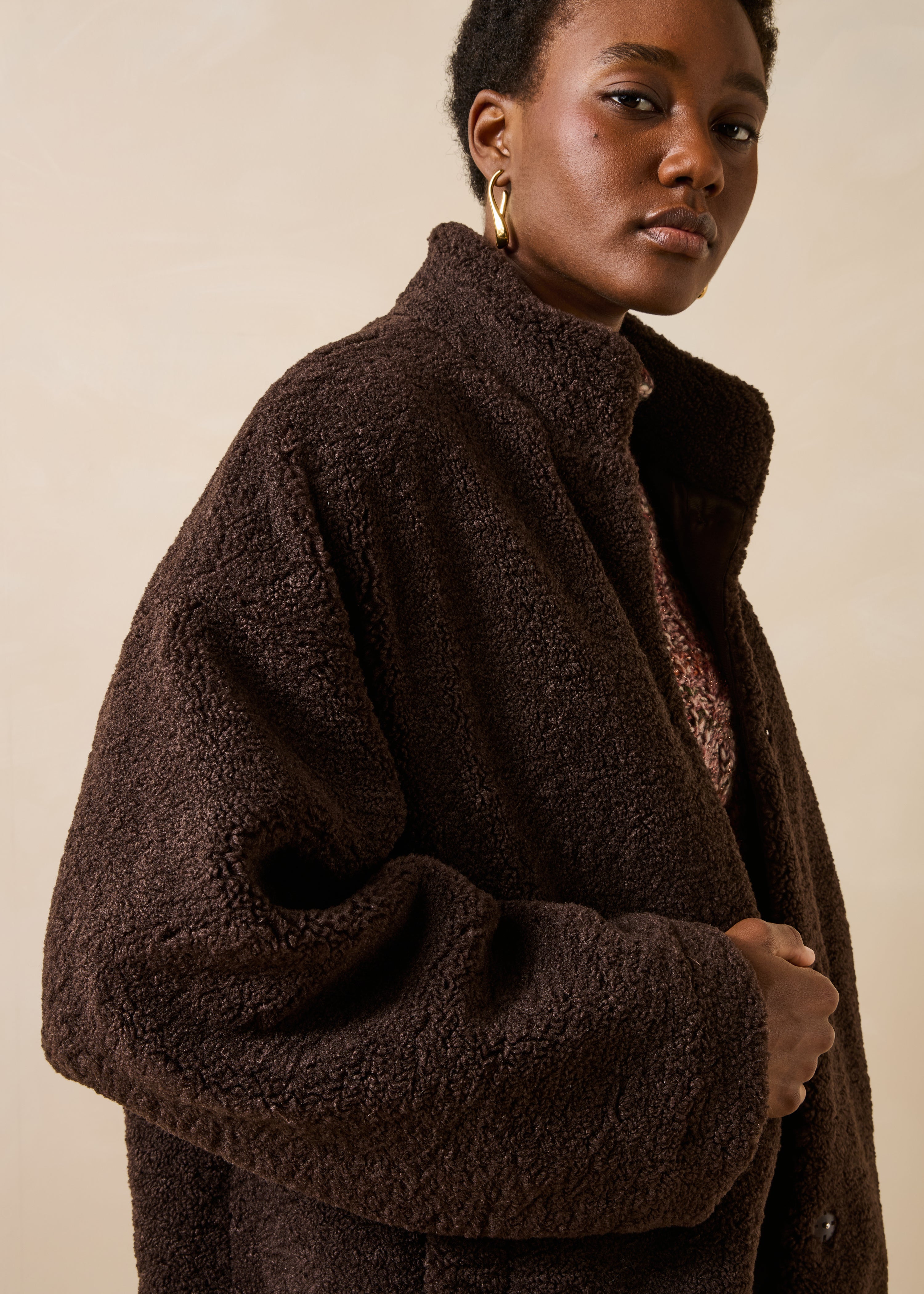 Oversized brown bomber jacket with long sleeves