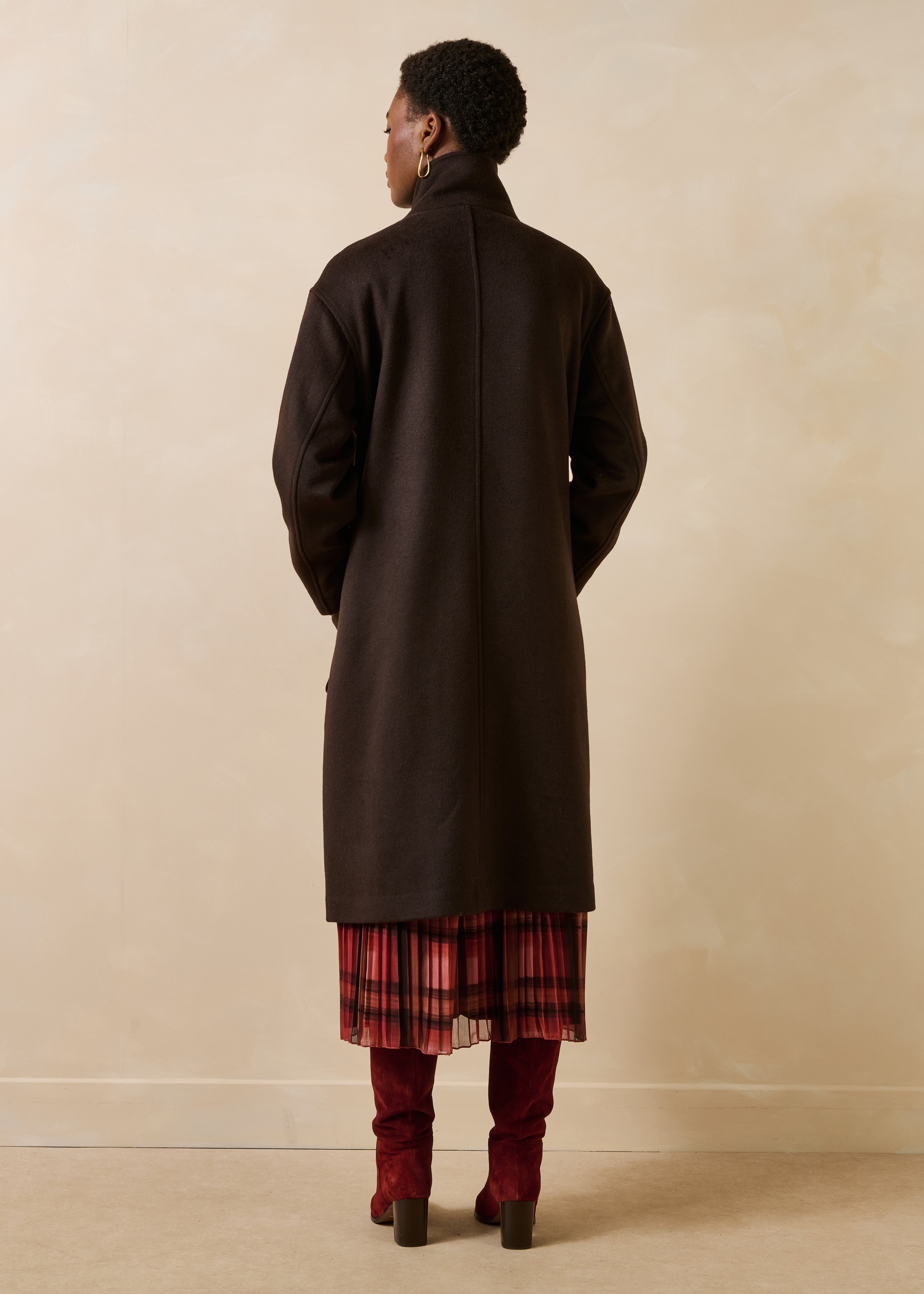 Cappotto marrone con collo alto in lana