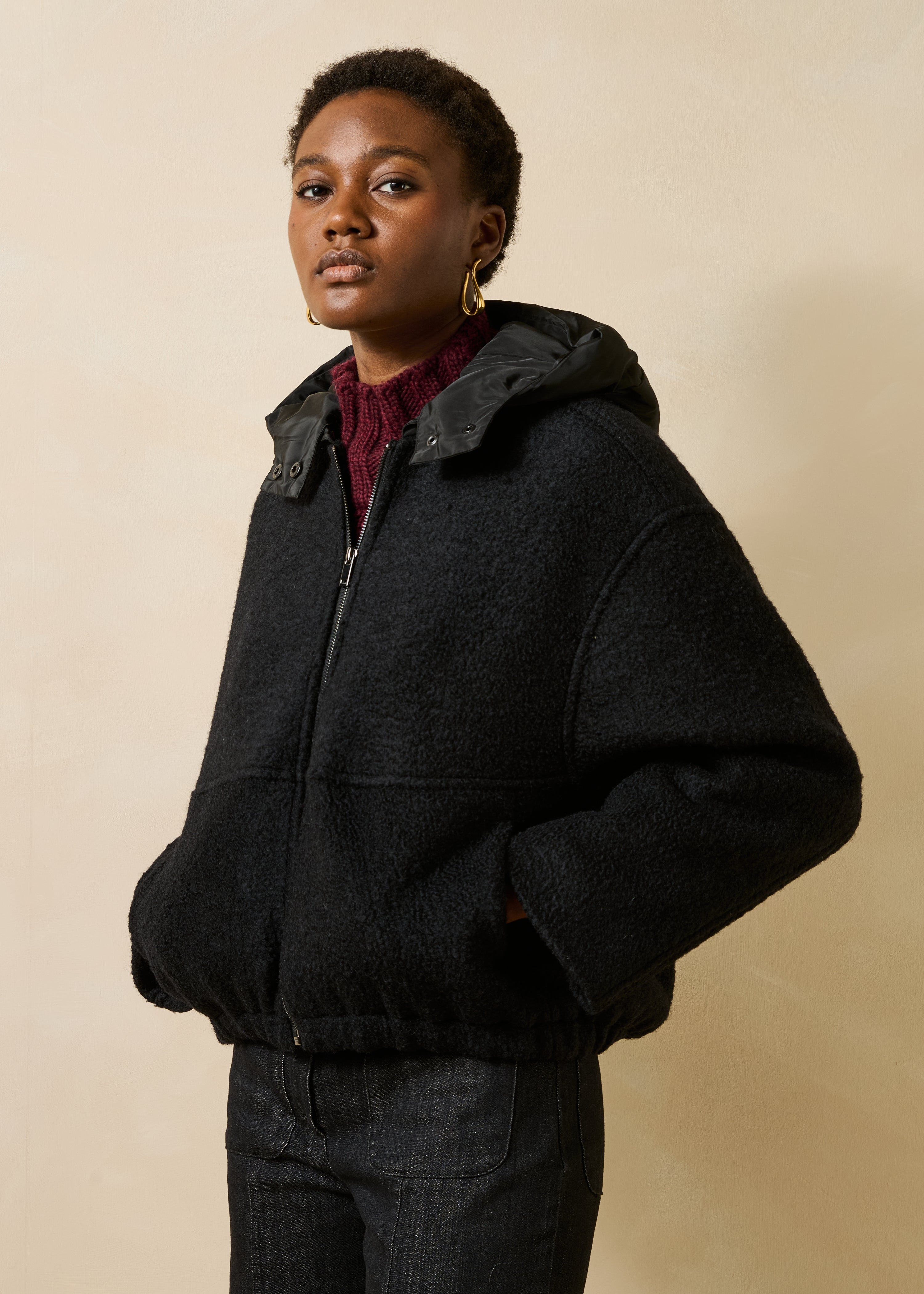 Blouson schwarz mit langen Ärmeln und abnehmbarer Kapuze