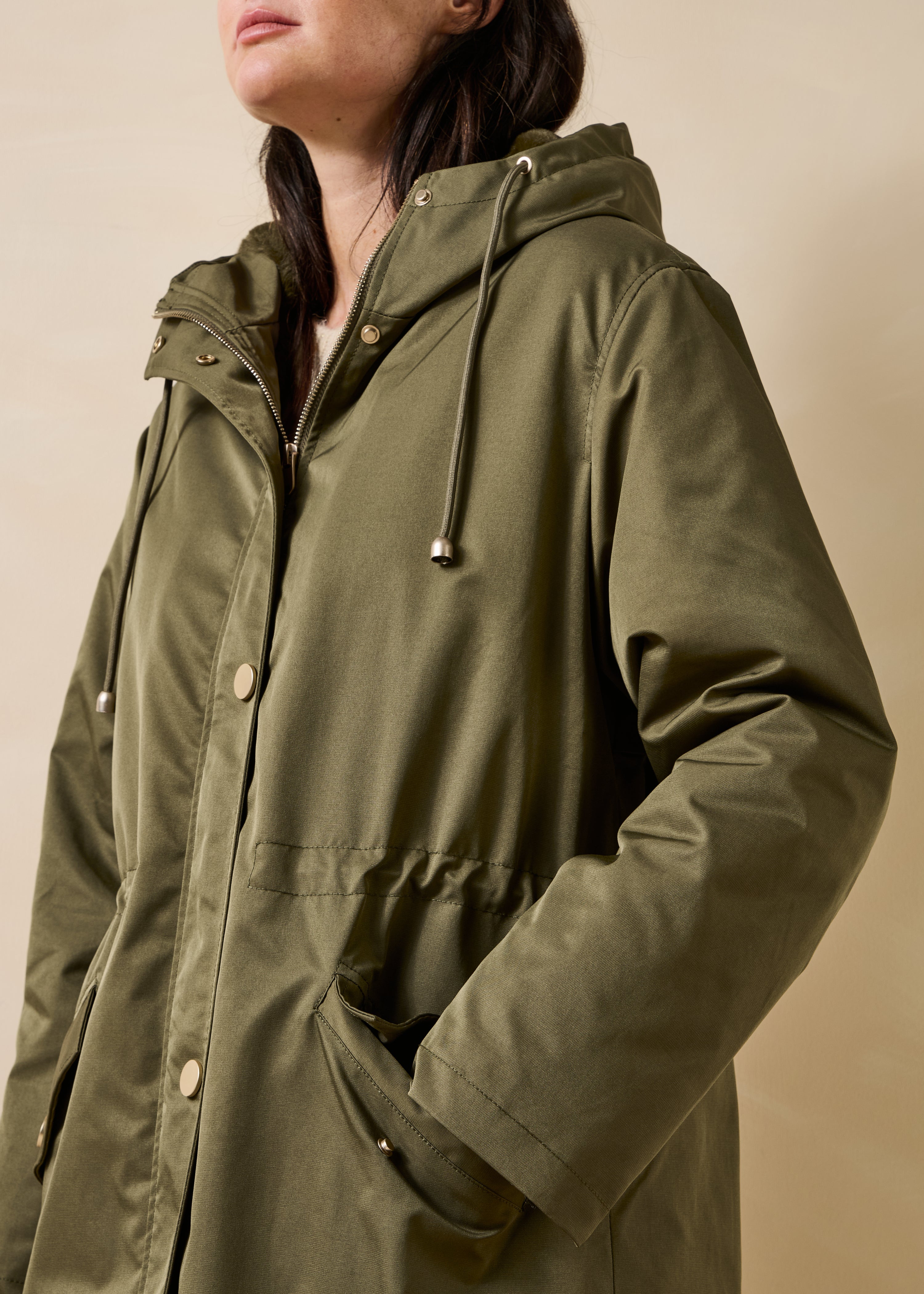 Parka lunga kaki con cappuccio e pelliccia ecologica