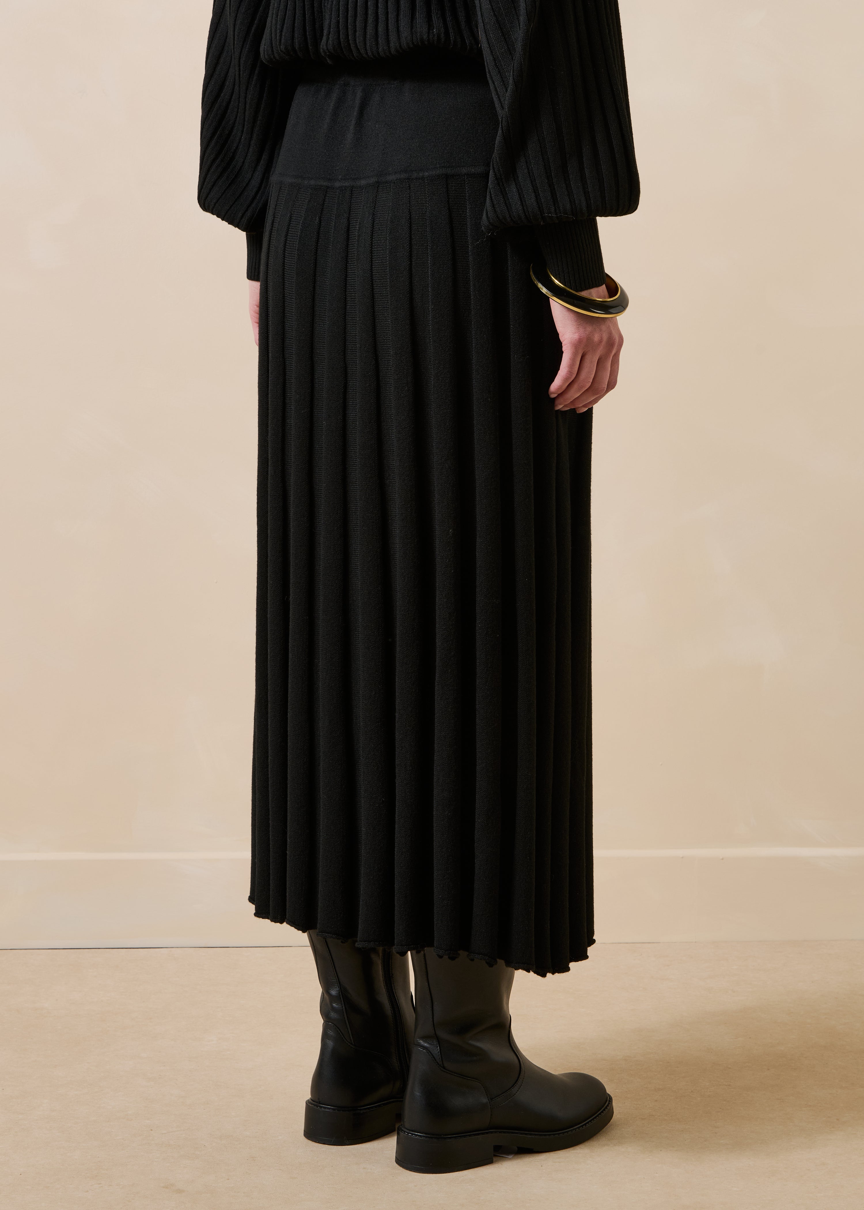 Jupe midi plissée en maille noire taille élastiquée