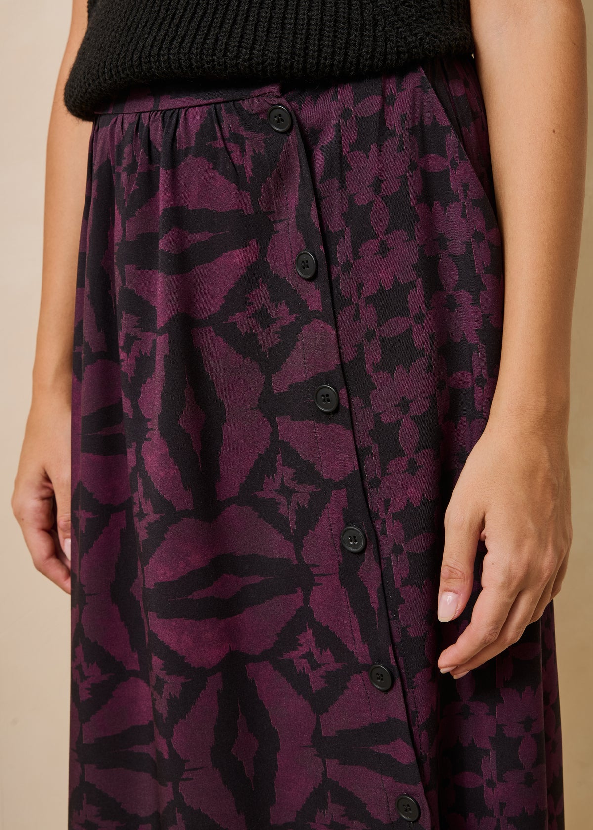 Lange rok met knopen, zwart en violet, met print