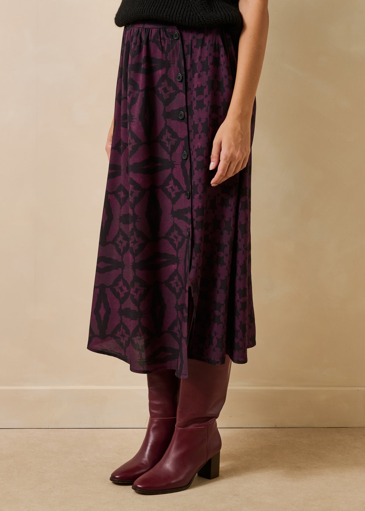 Lange rok met knopen, zwart en violet, met print