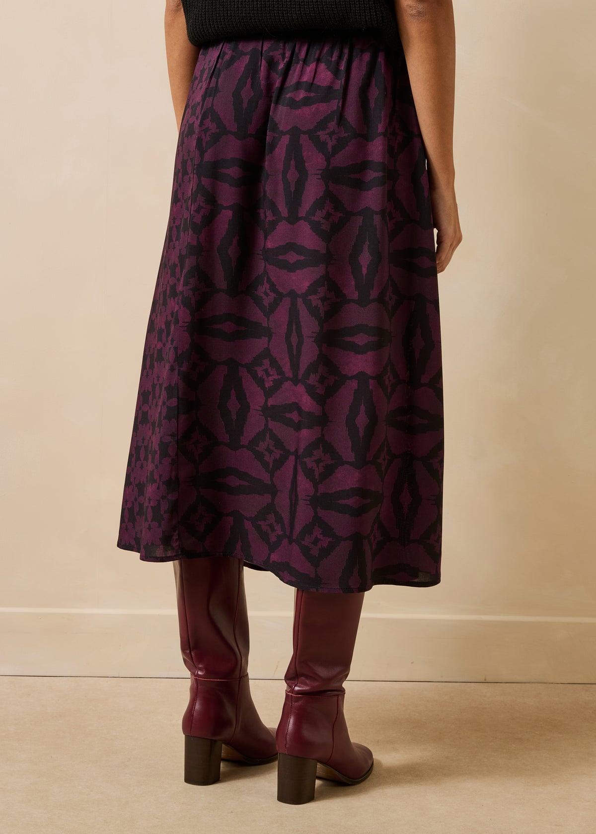 Lange rok met knopen, zwart en violet, met print