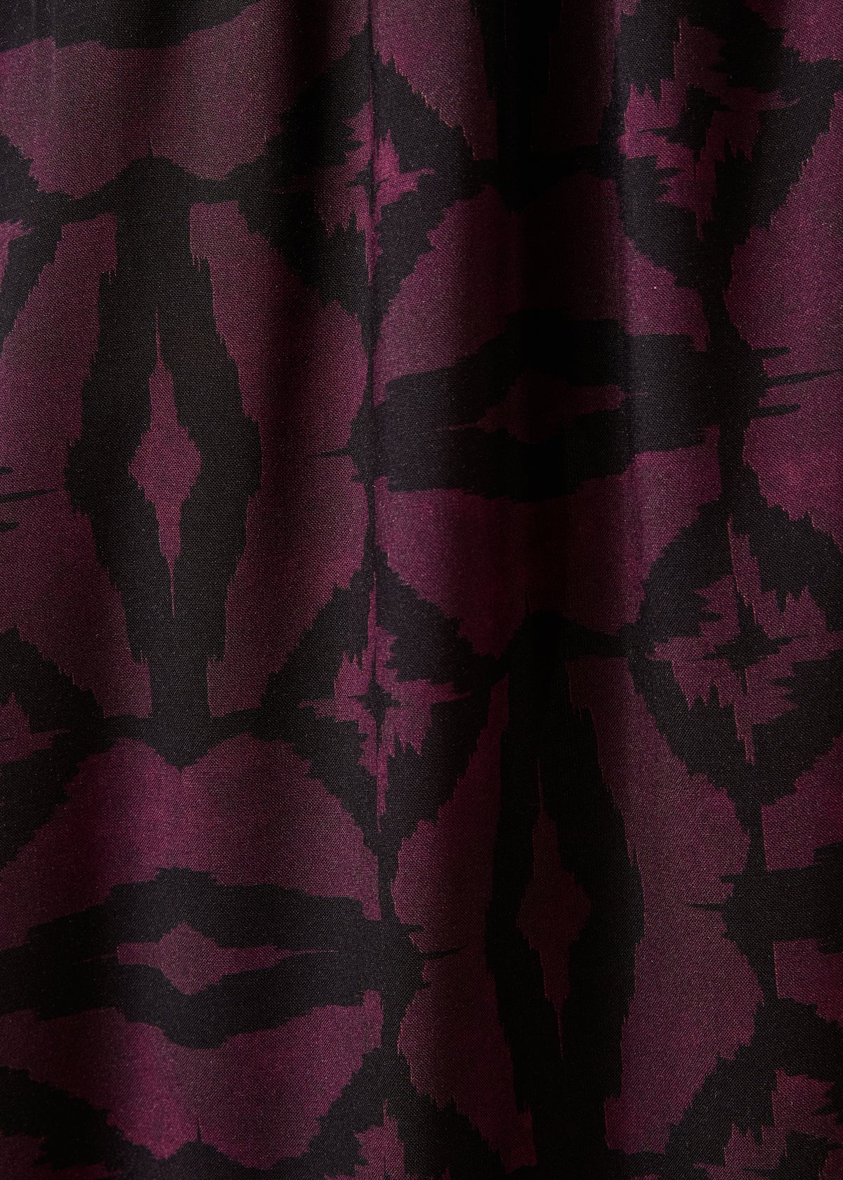 Lange rok met knopen, zwart en violet, met print