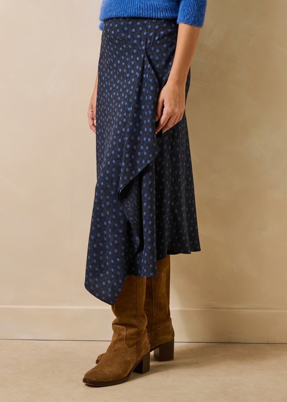 Falda midi trapecio azul asimétrica con estampado