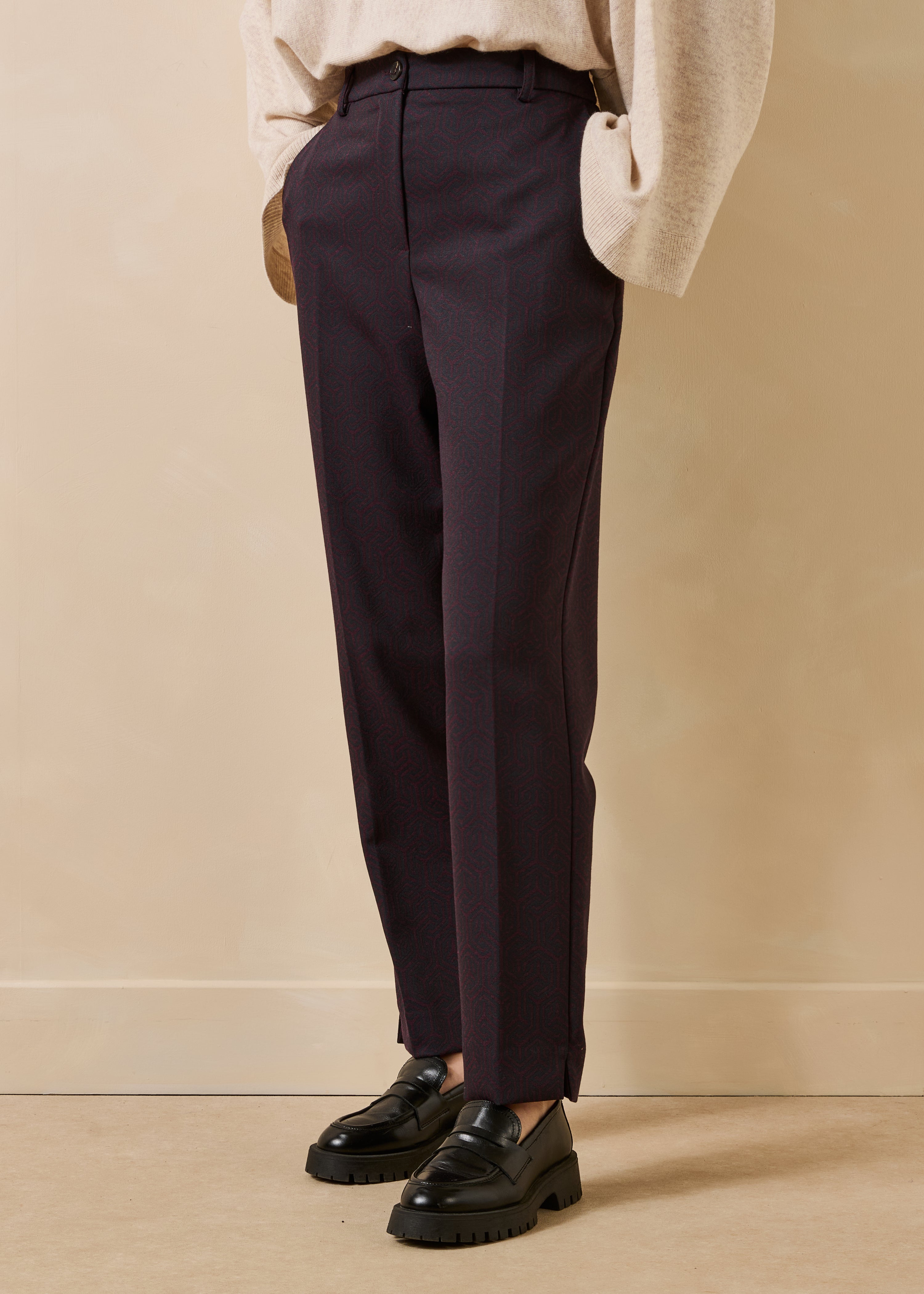 Pantalon carotte aubergine et bleu marine en jacquard
