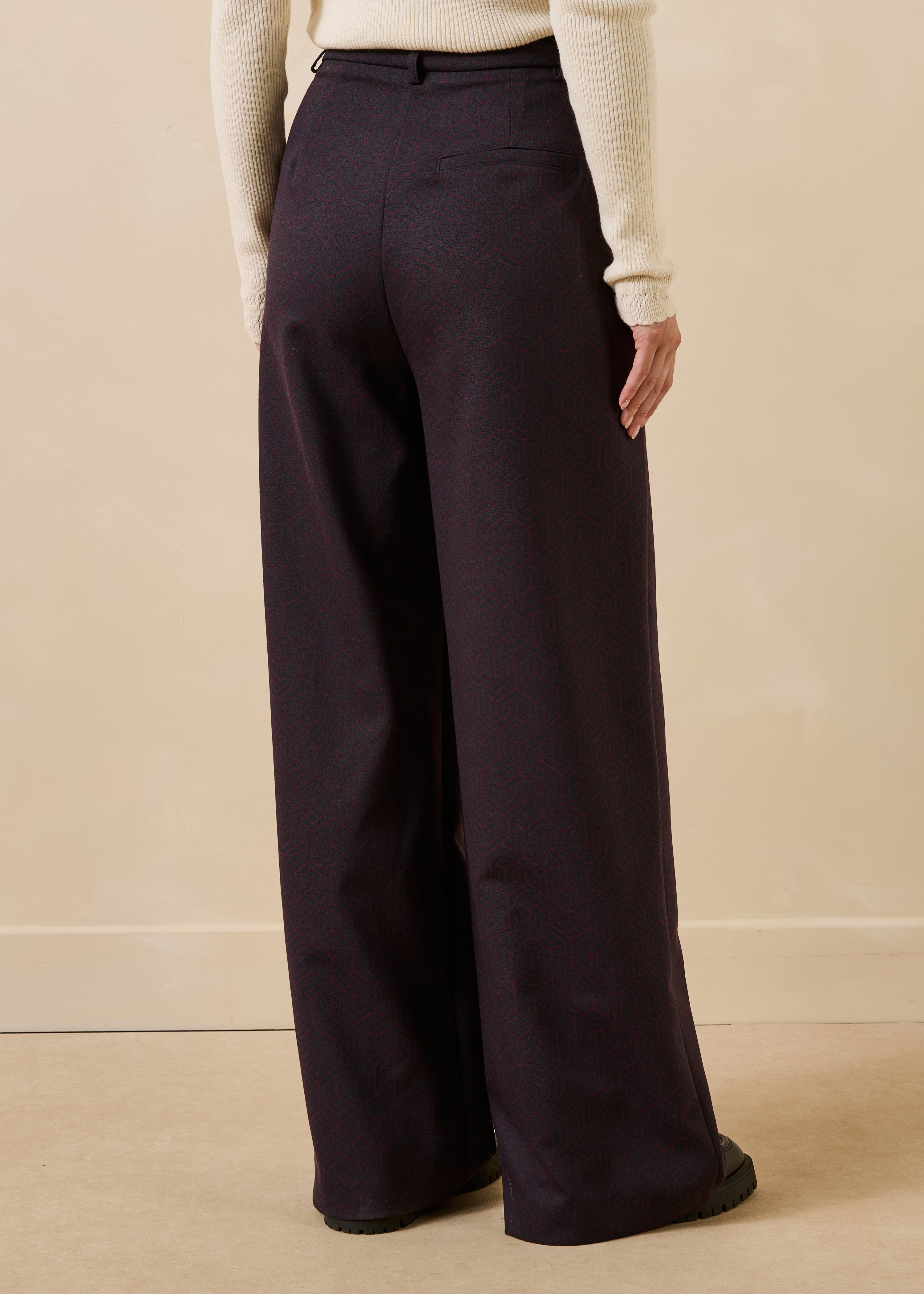 Gerade geschnittener Hose in Aubergine und Marineblau aus Jacquard