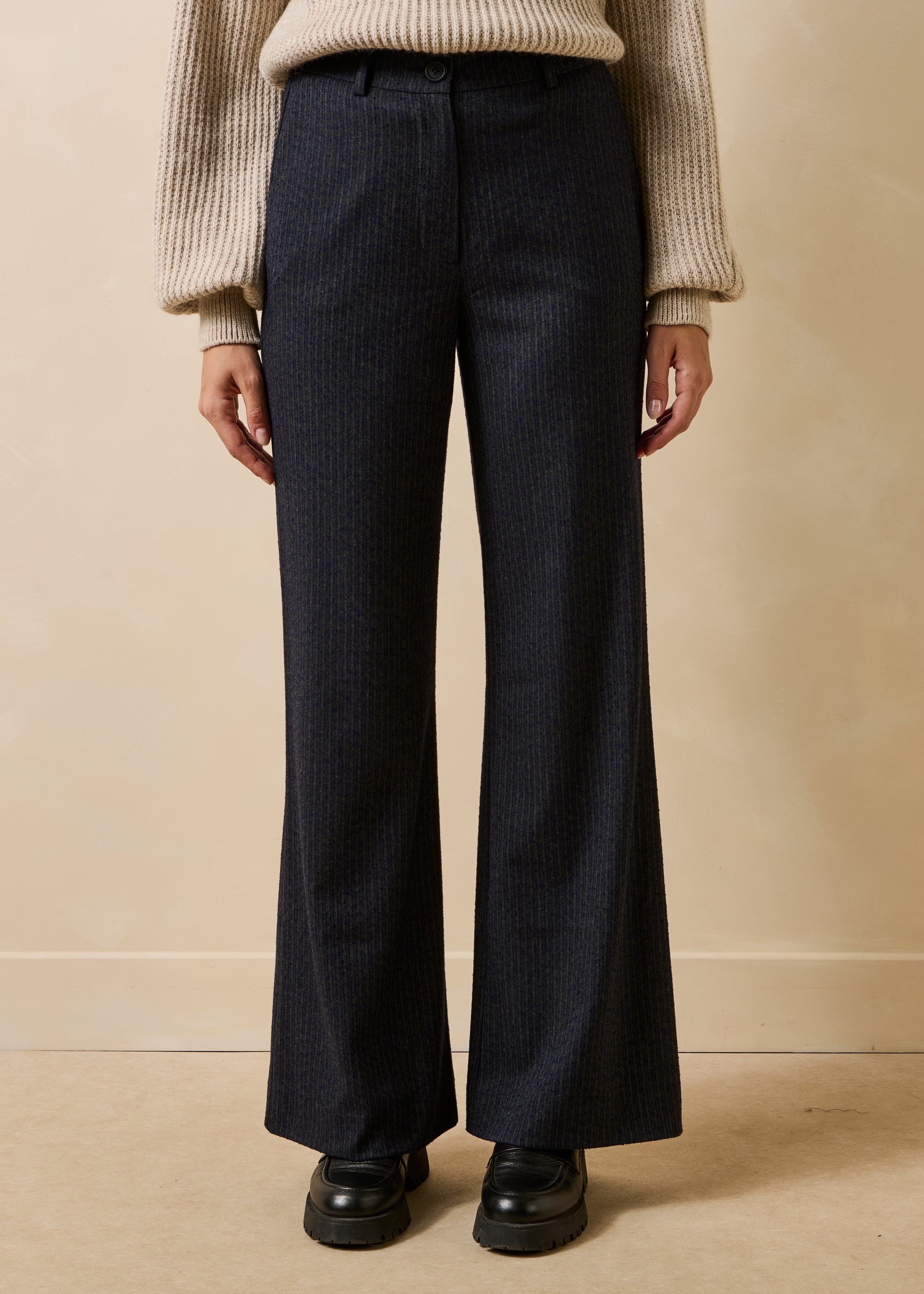 Pantalón recto gris antracita con rayas