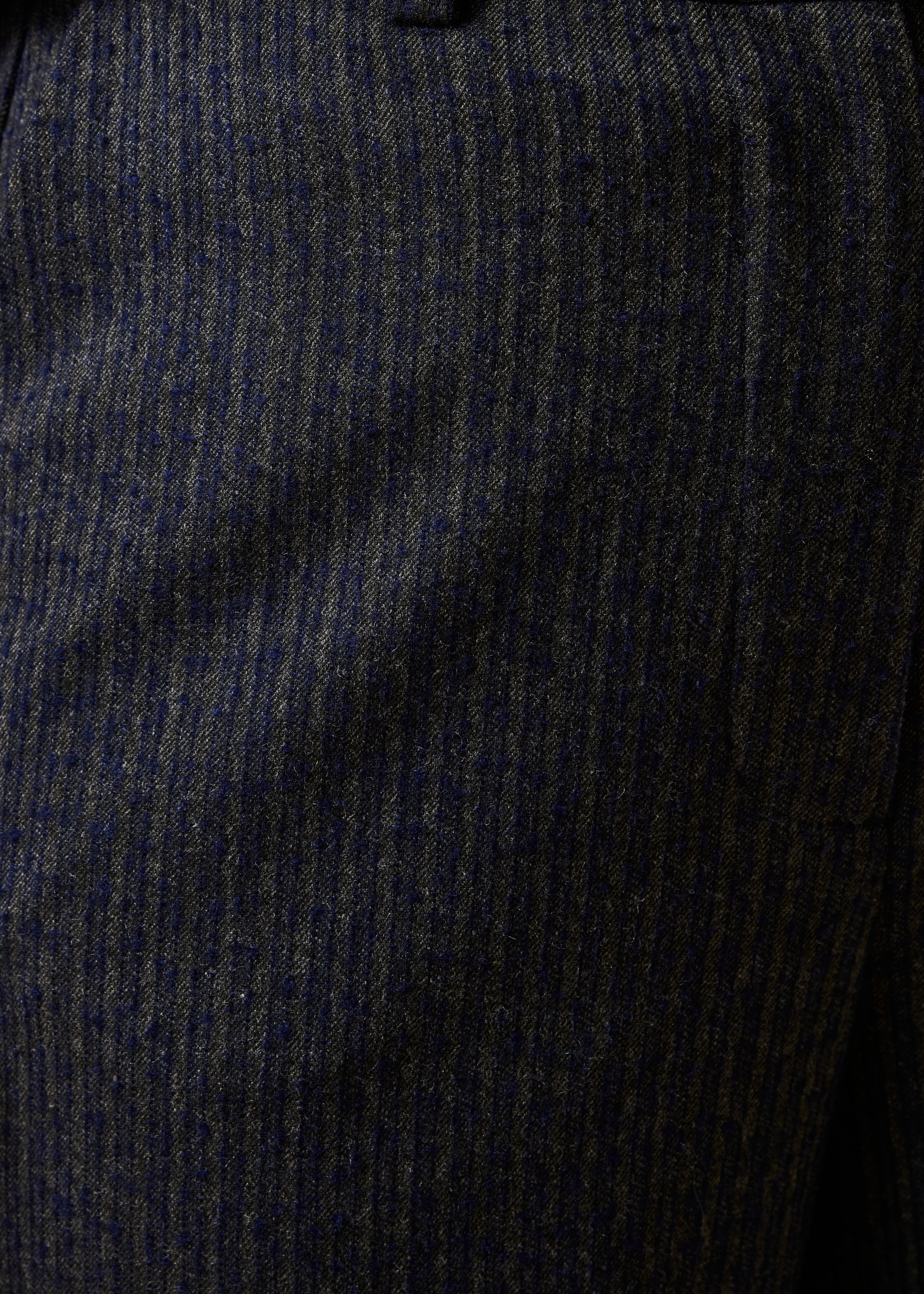 Pantalón recto gris antracita con rayas