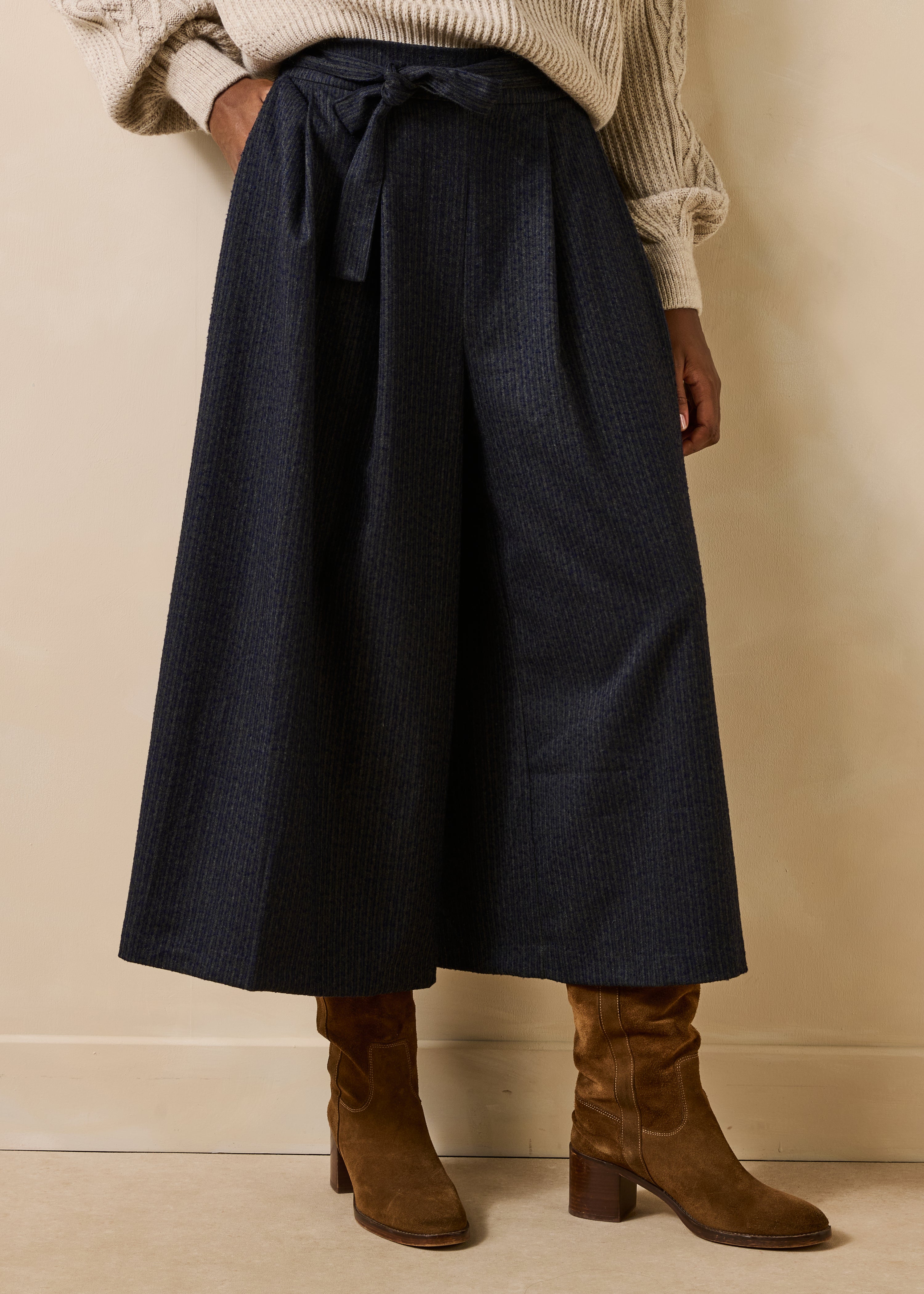 Pantalón ancho a rayas gris y azul