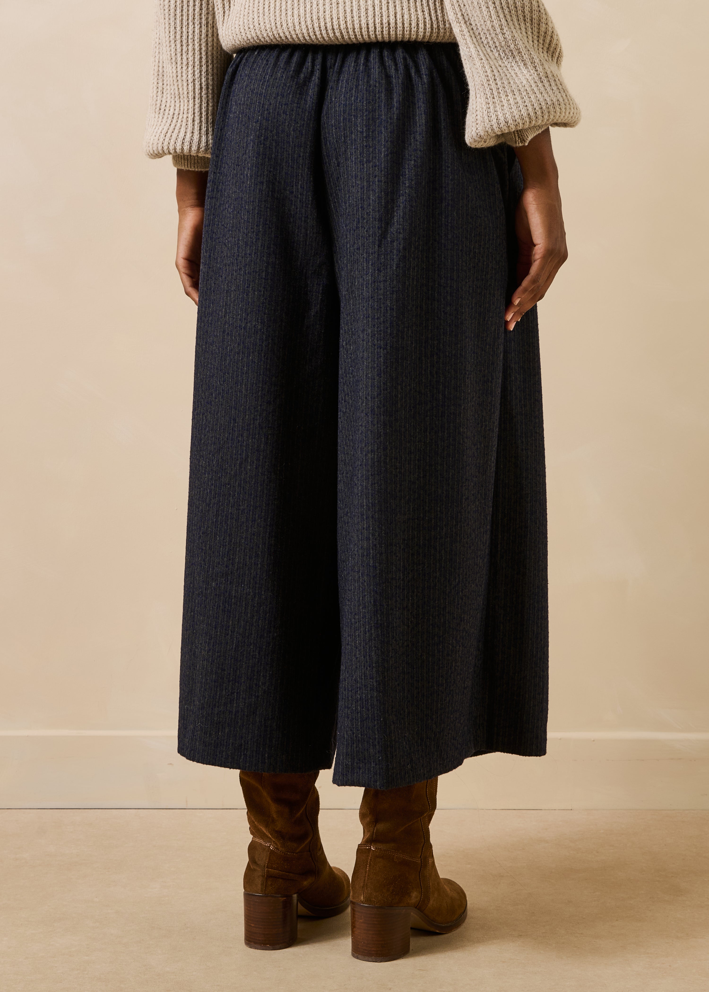 Pantalón ancho a rayas gris y azul