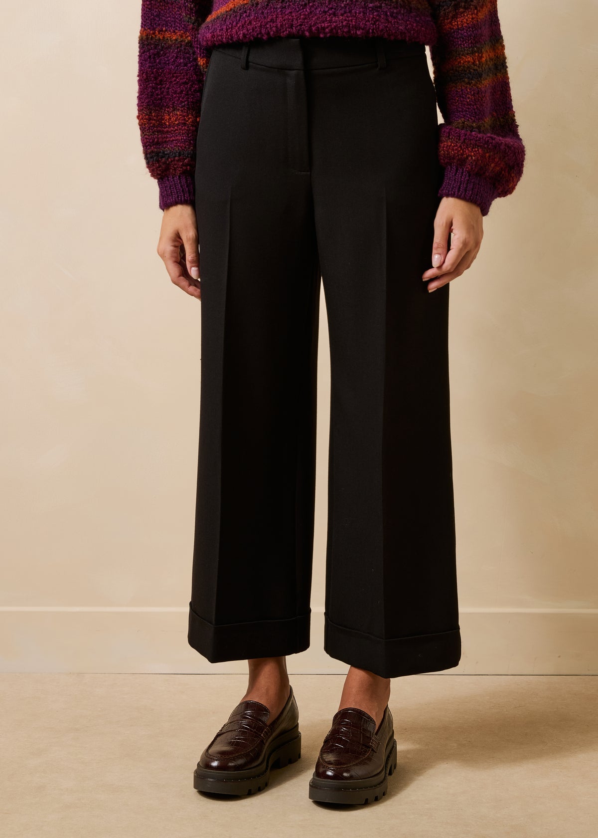 Zwarte cropped rechte broek met omslag
