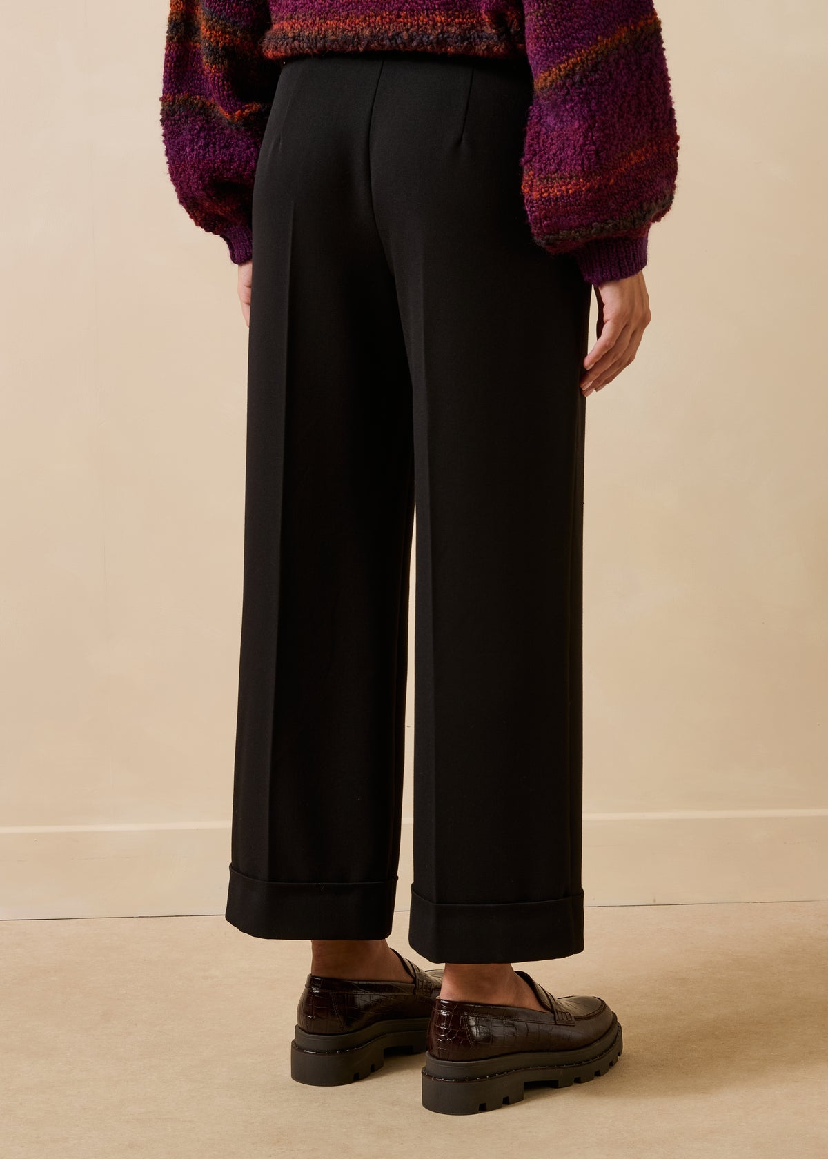 Zwarte cropped rechte broek met omslag