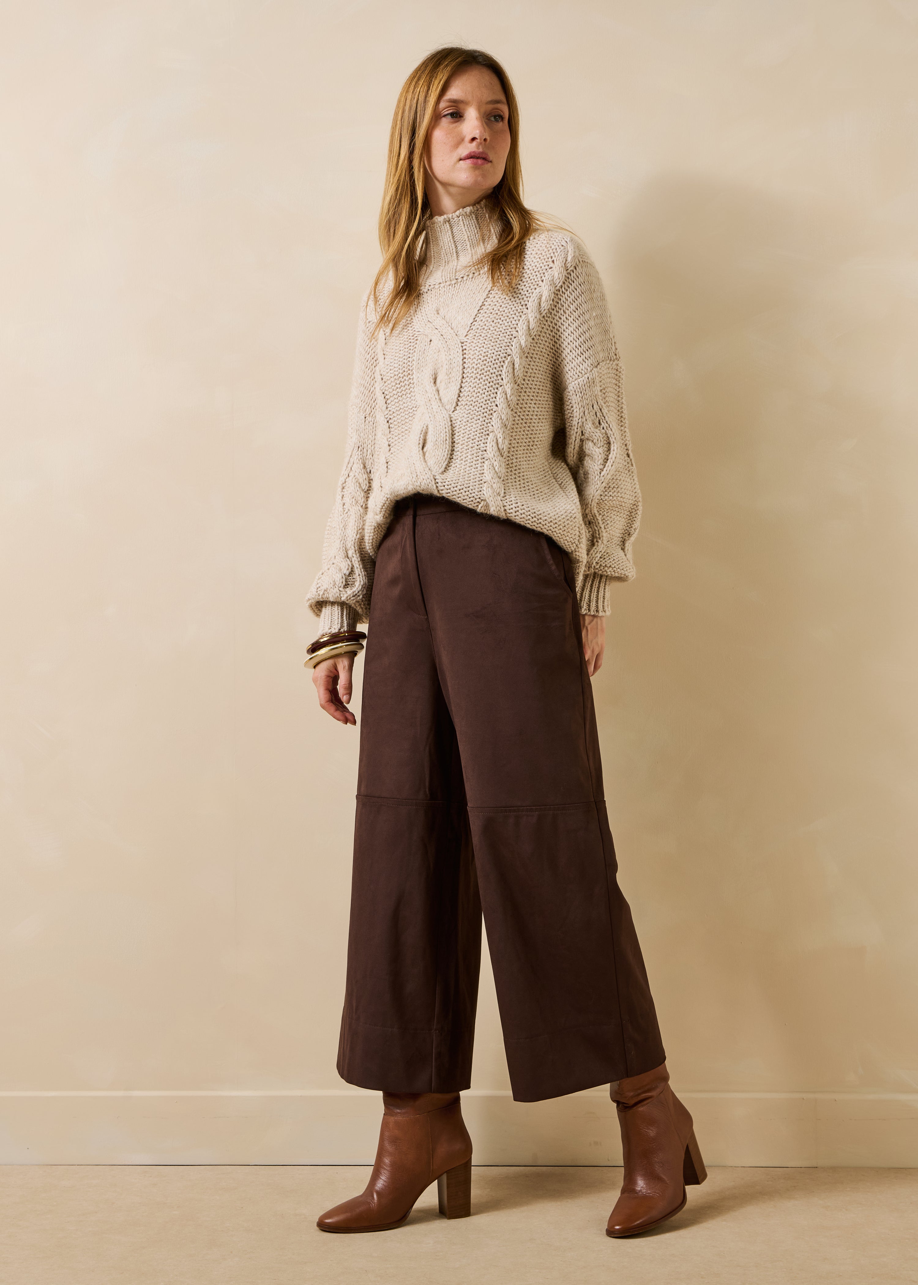 Pantalón crop ancho marrón en ante sintético