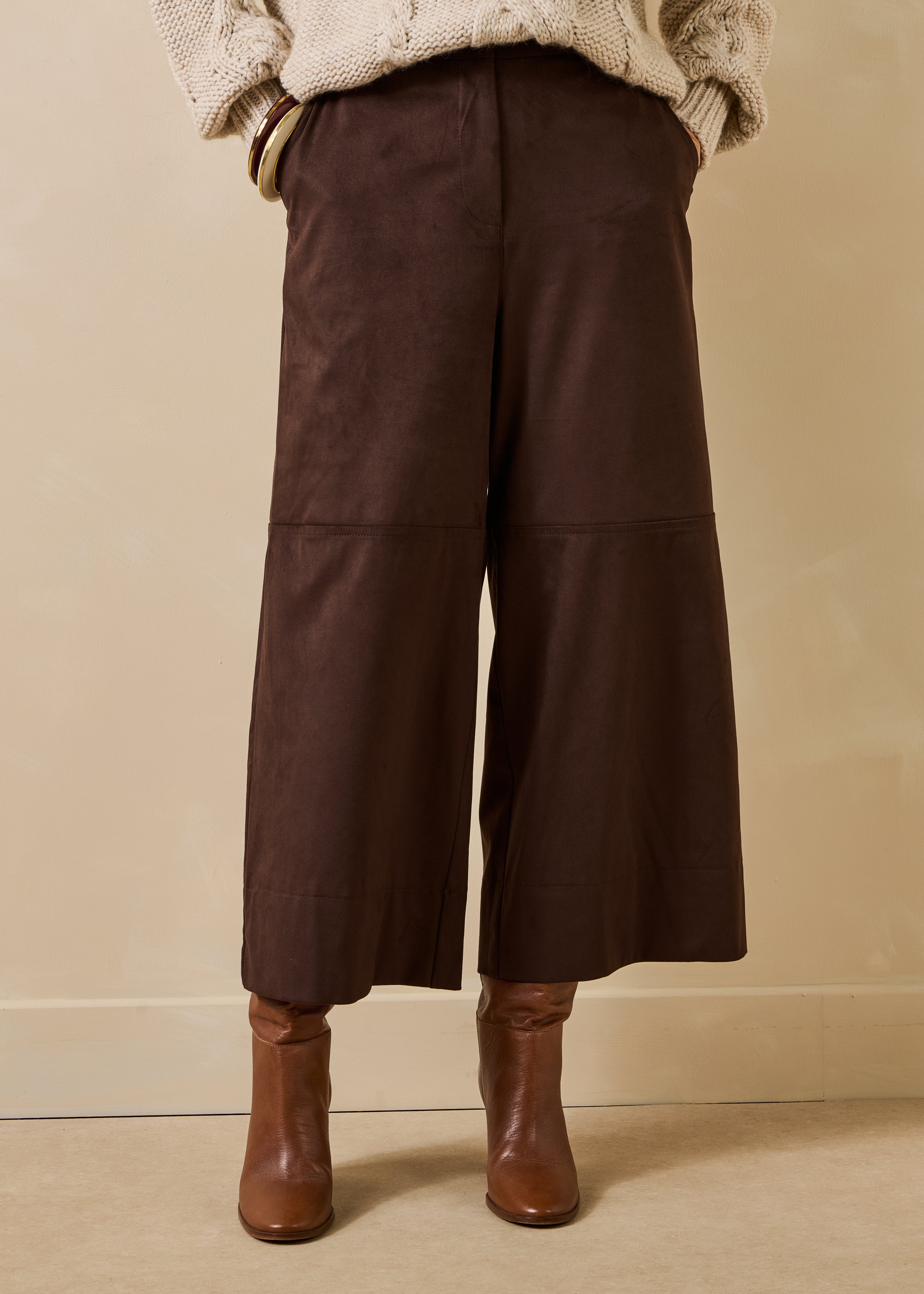 Pantalón crop ancho marrón en ante sintético