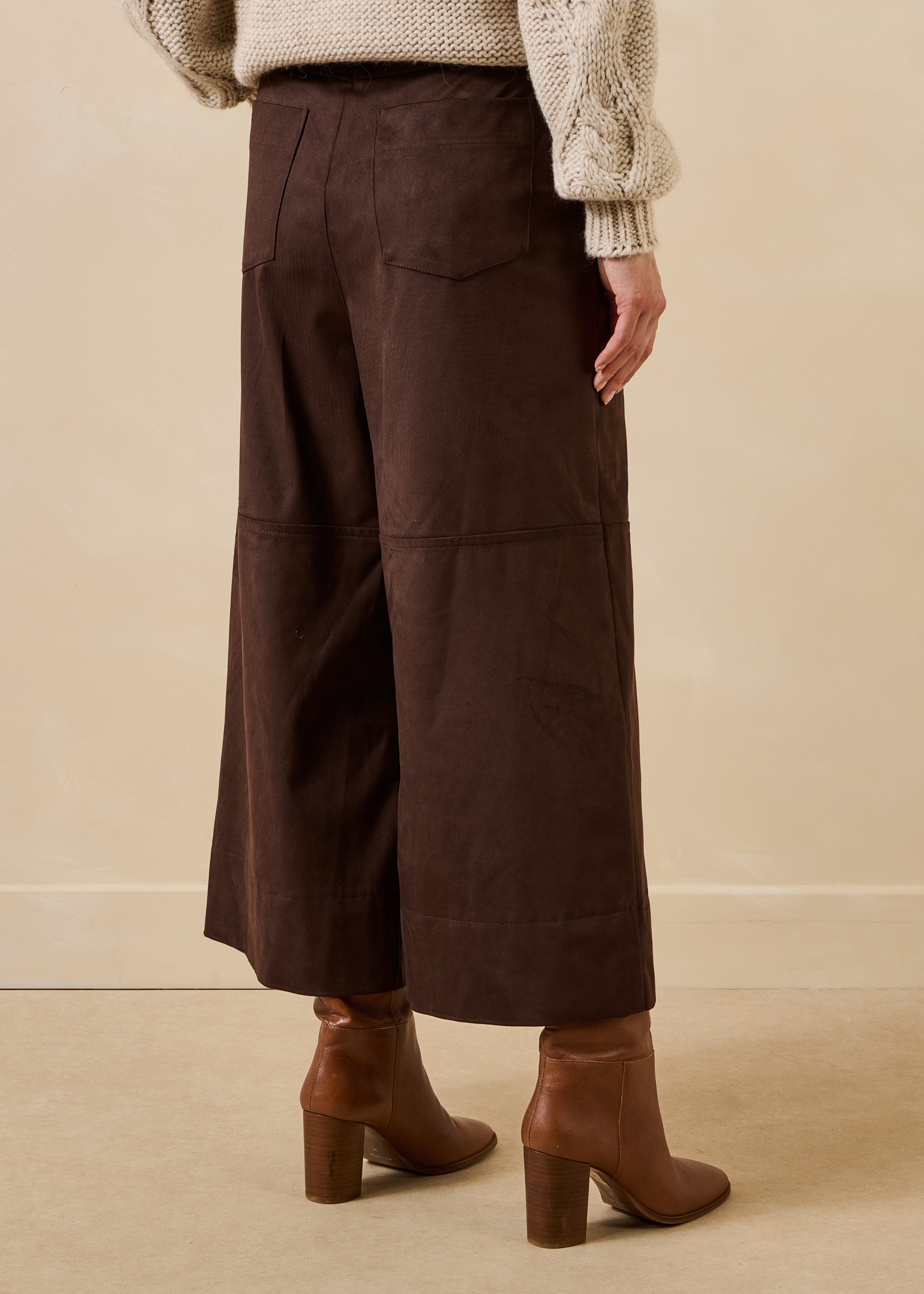 Pantalón crop ancho marrón en ante sintético