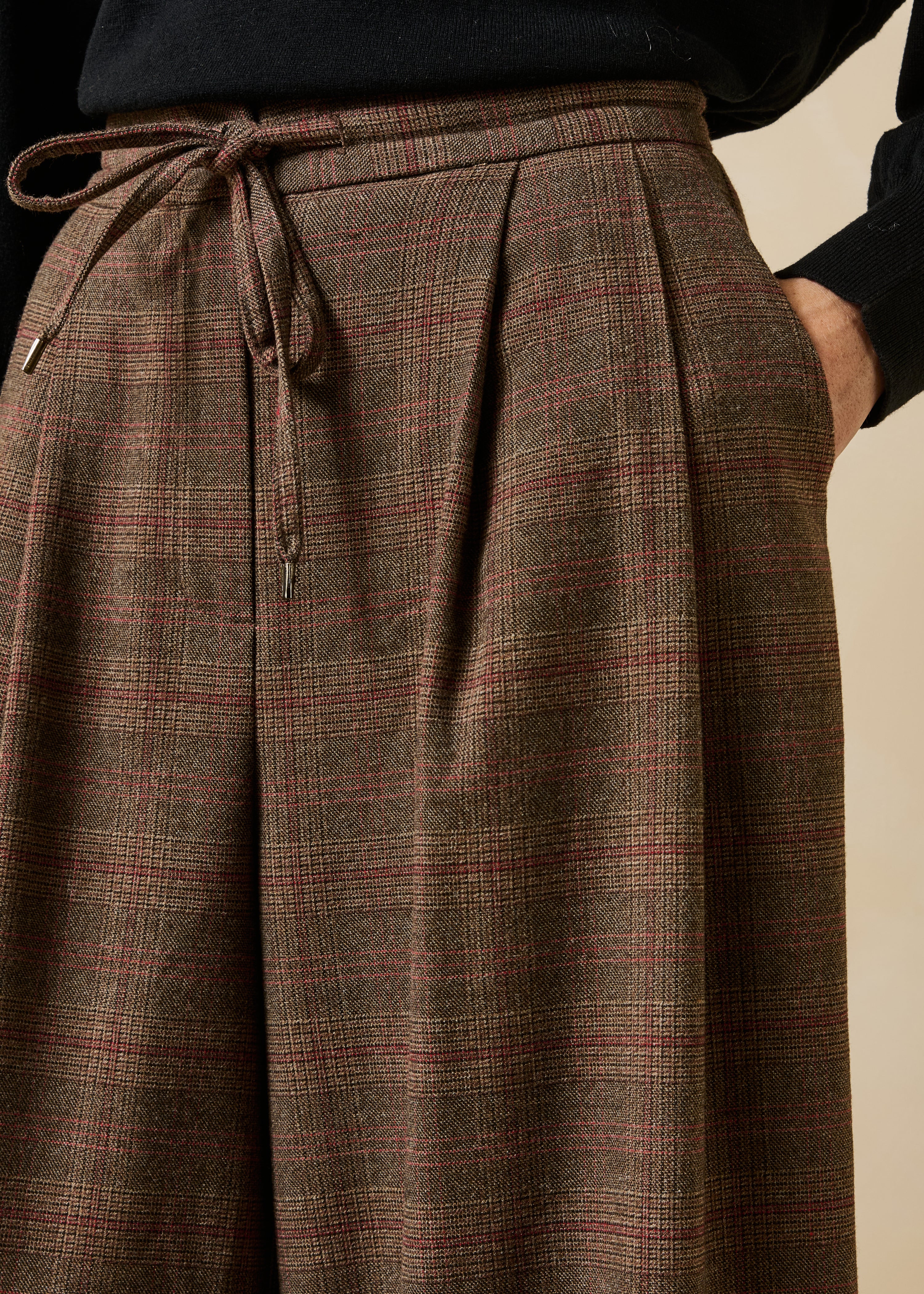 Weite braune Karottenhose mit Karomuster
