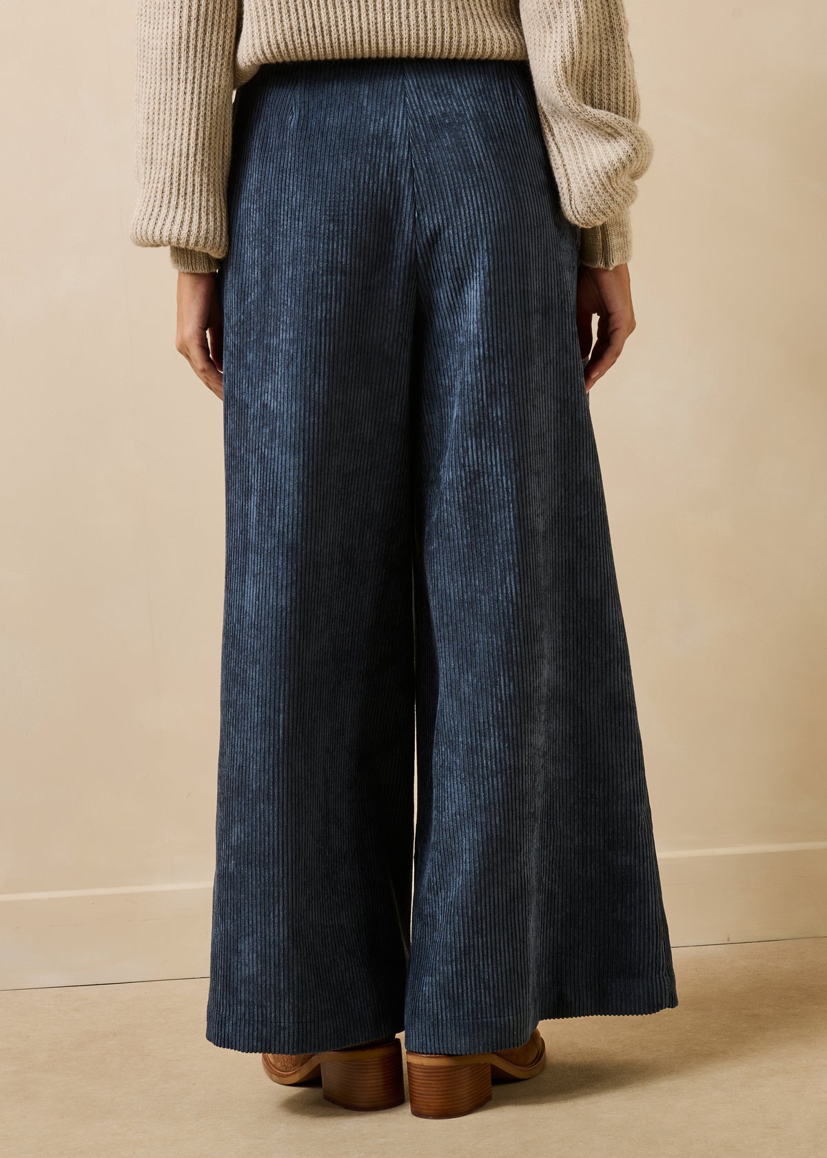 Pantalón ancho azul grisáceo de pana