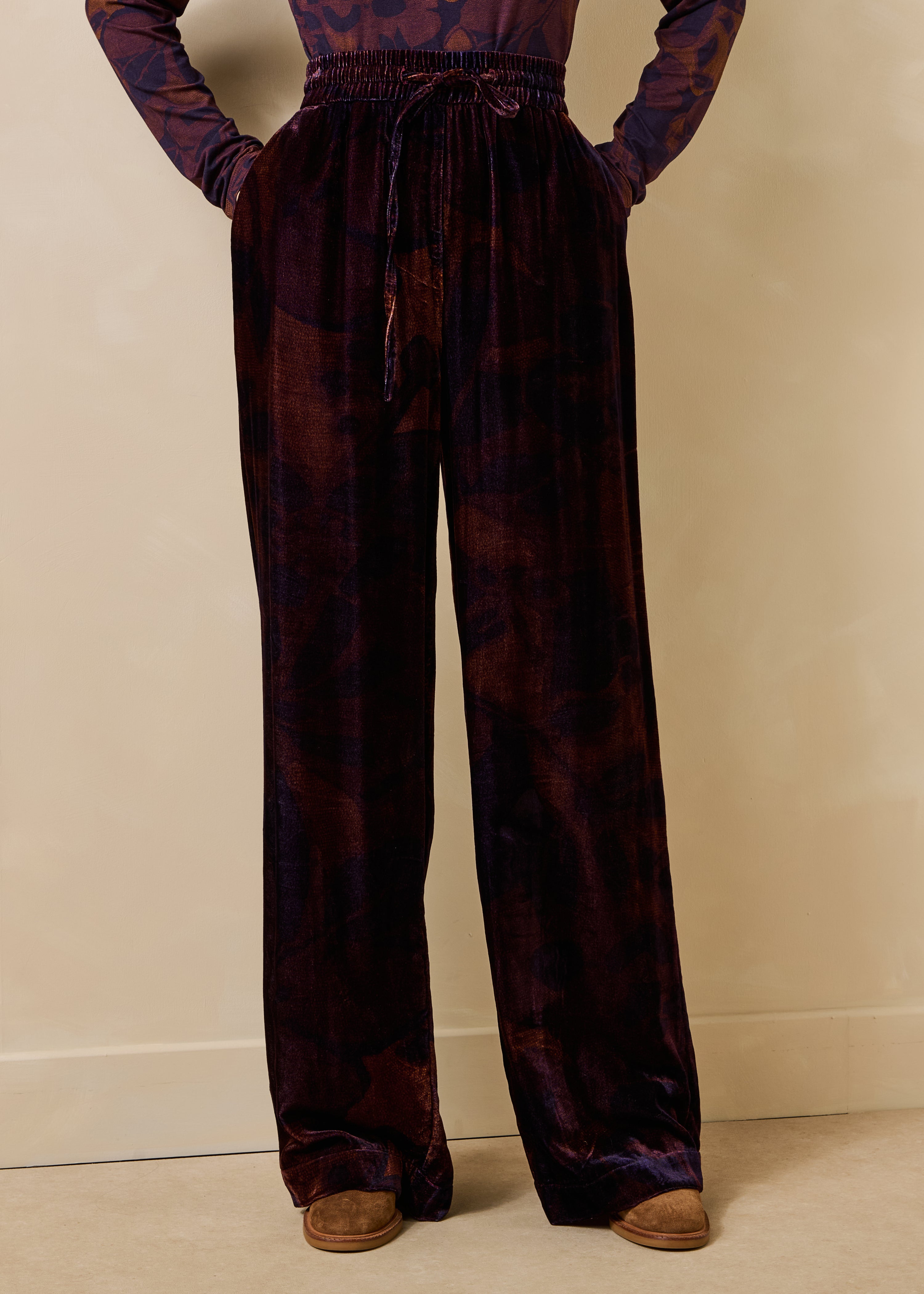 Pantalon large violet en velours imprimé floral