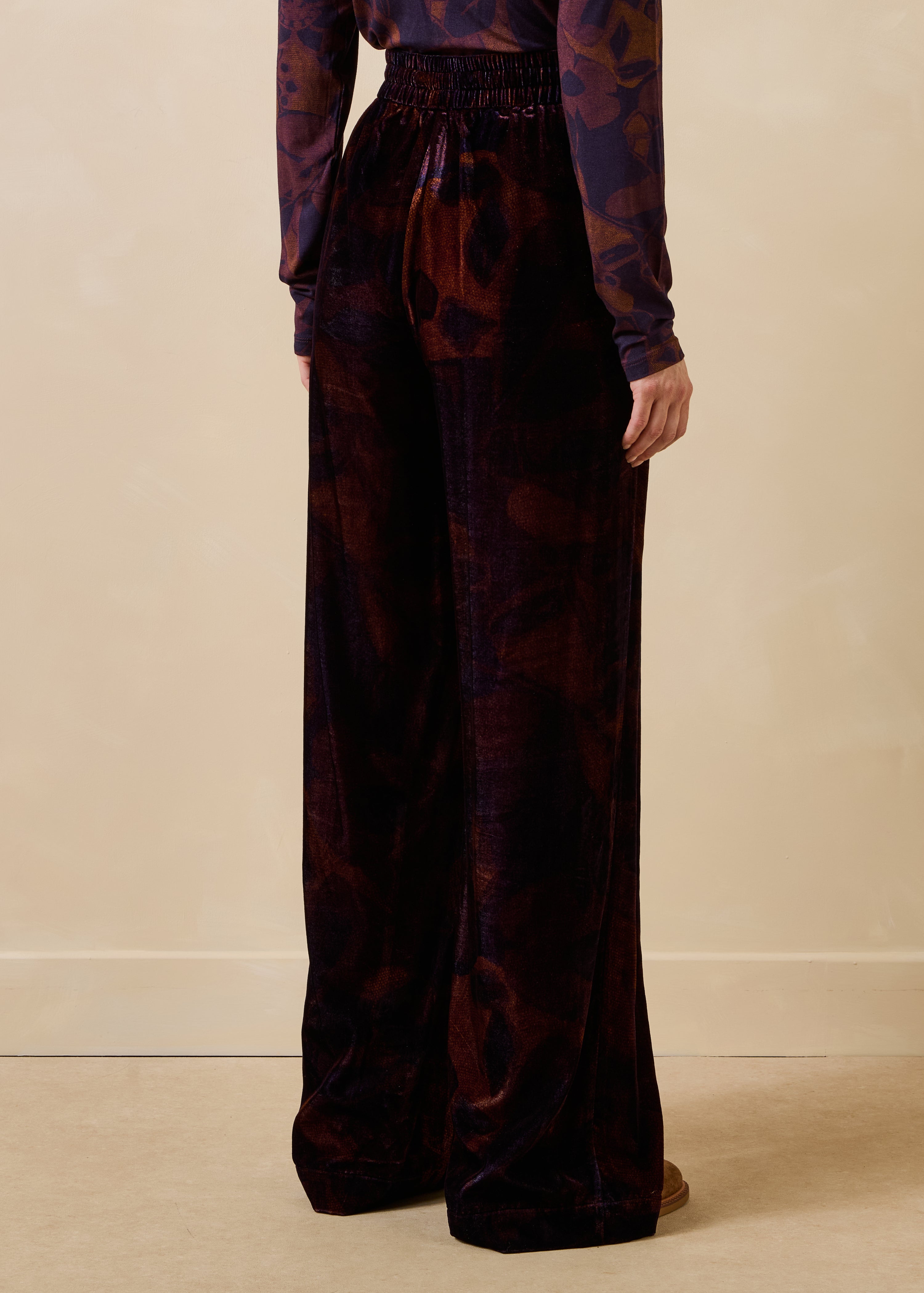 Pantalon large violet en velours imprimé floral