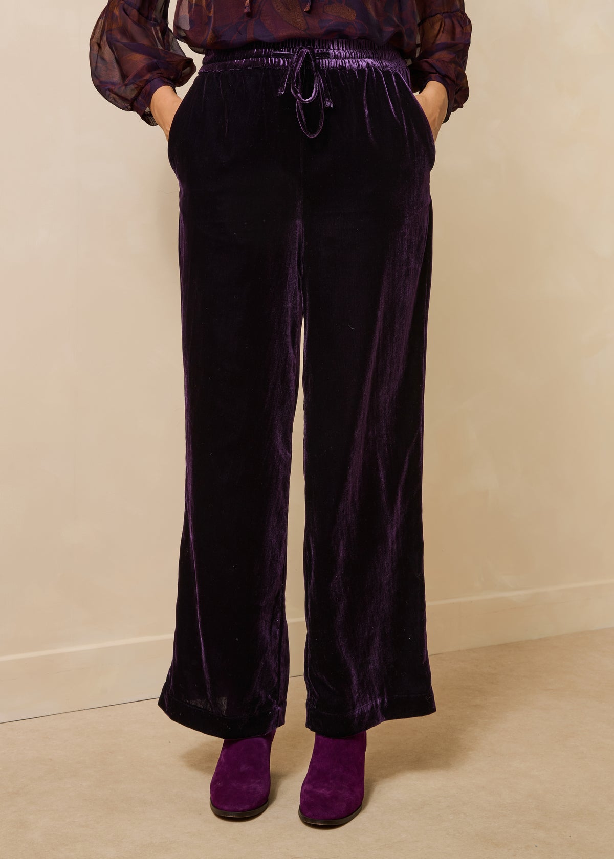 Pantalón ancho violeta de terciopelo