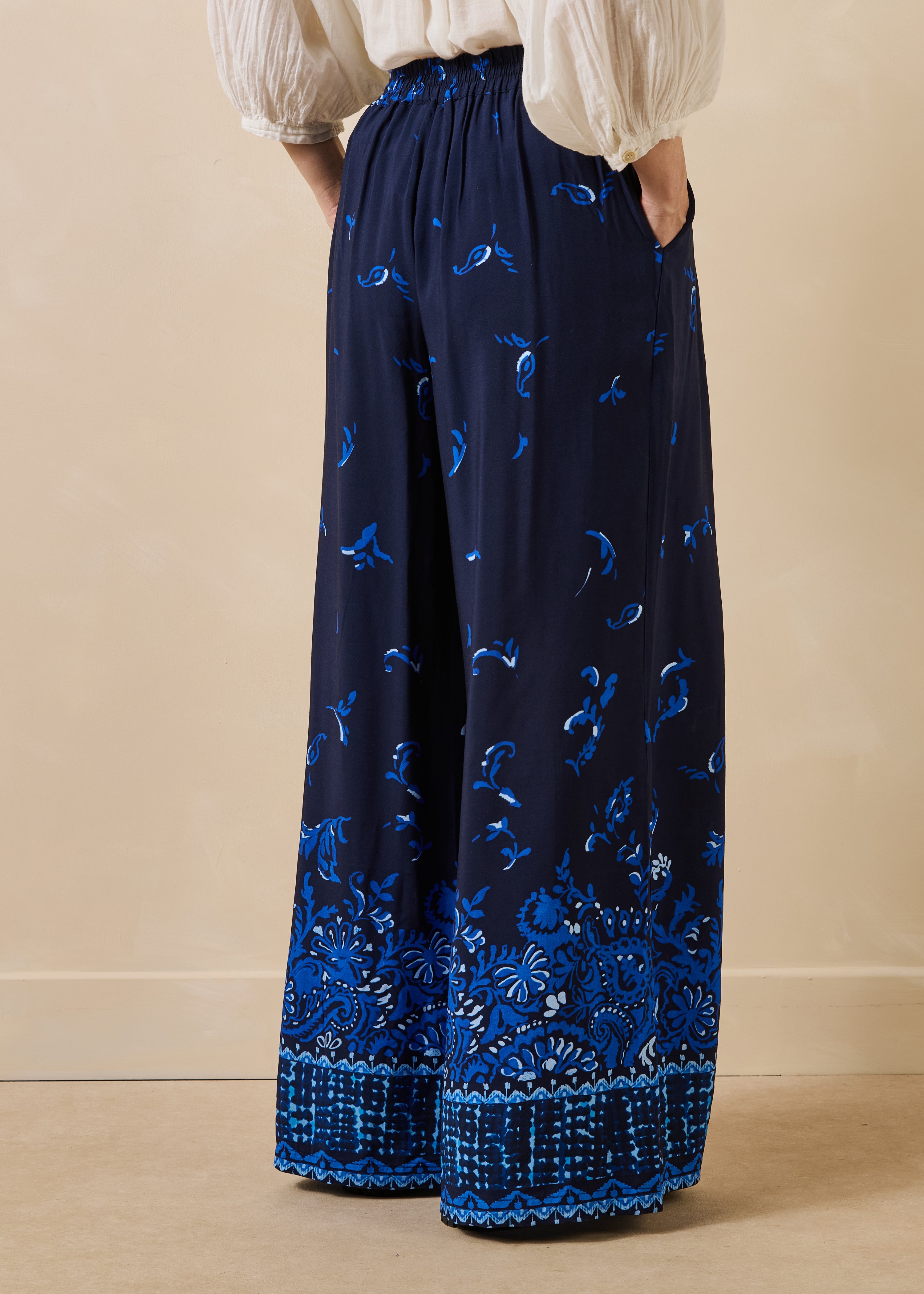 Pantalón fluido azul con estampado floral
