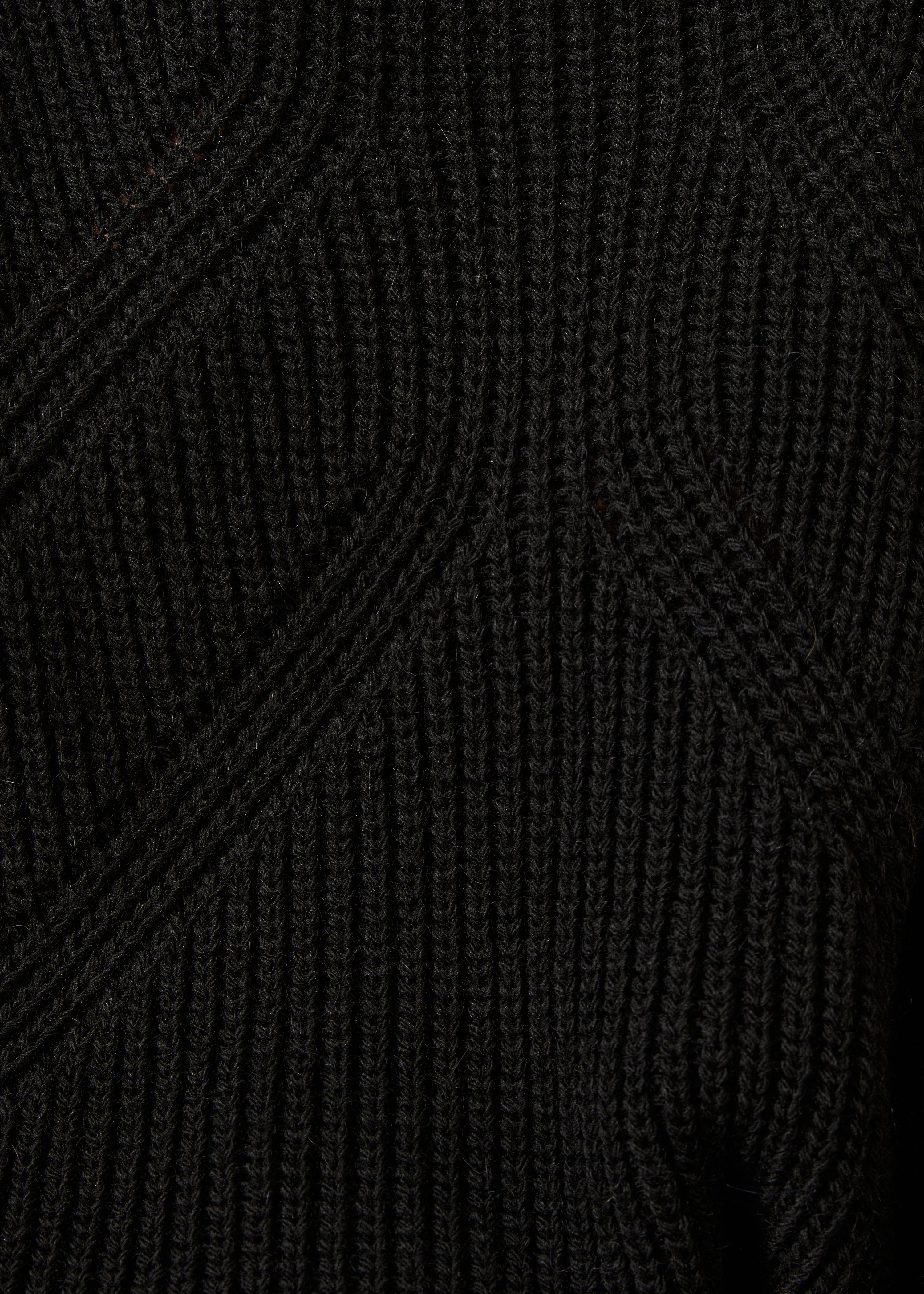 Maglione nero a maniche lunghe con collo asimmetrico