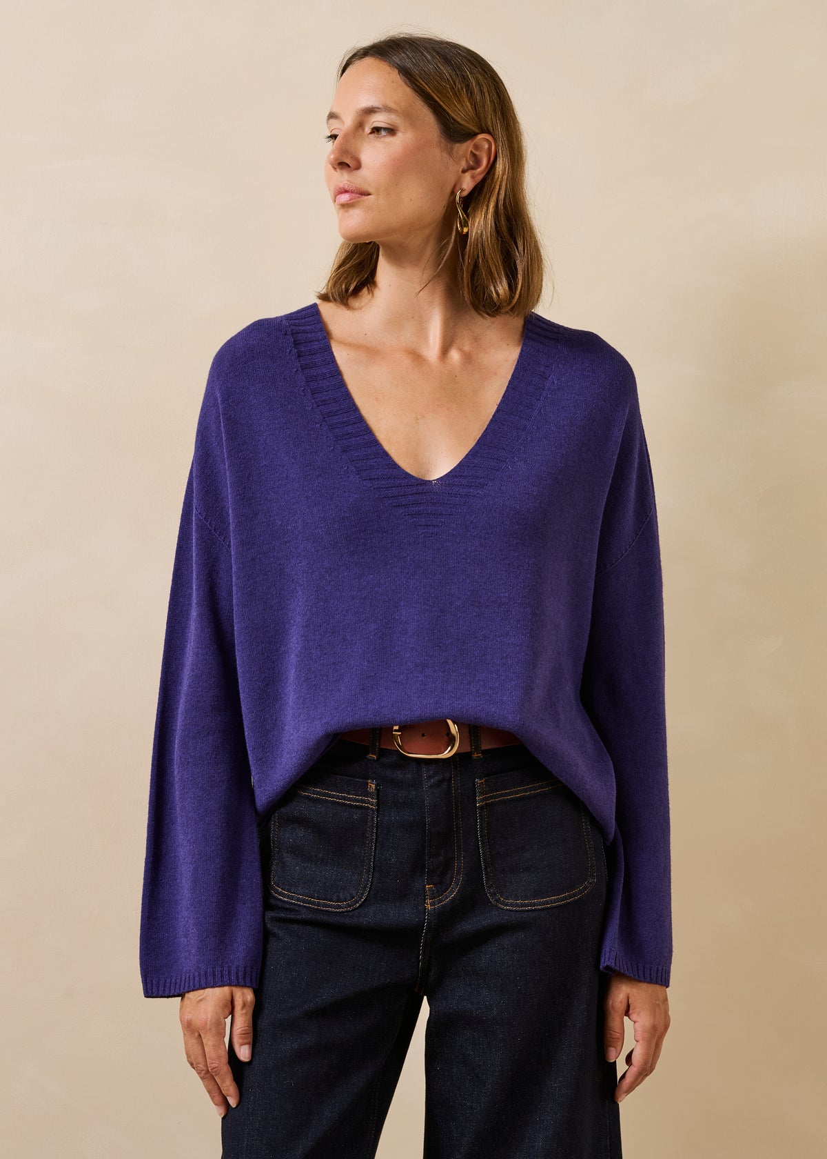 Violetter Pullover mit langen Ärmeln und V-Ausschnitt
