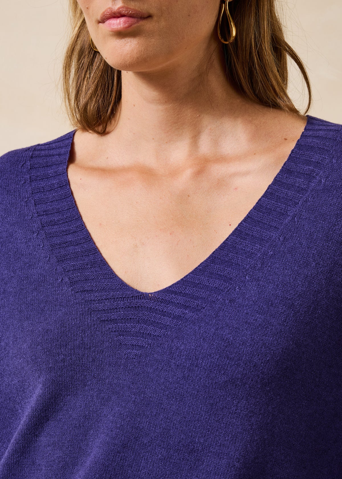 Violetter Pullover mit langen Ärmeln und V-Ausschnitt