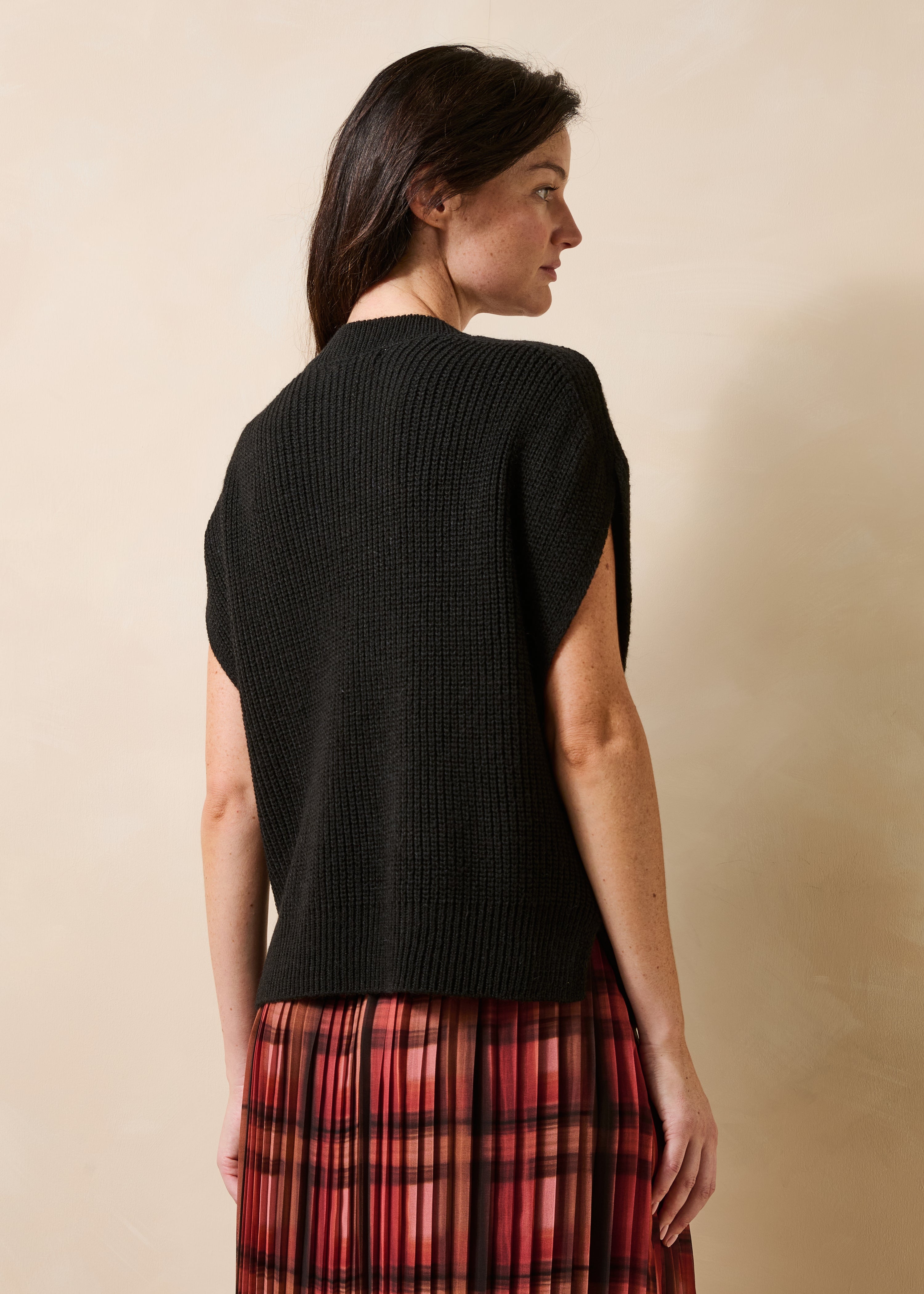 Schwarzer Pullover mit kurzen Ärmeln und Rundhalsausschnitt