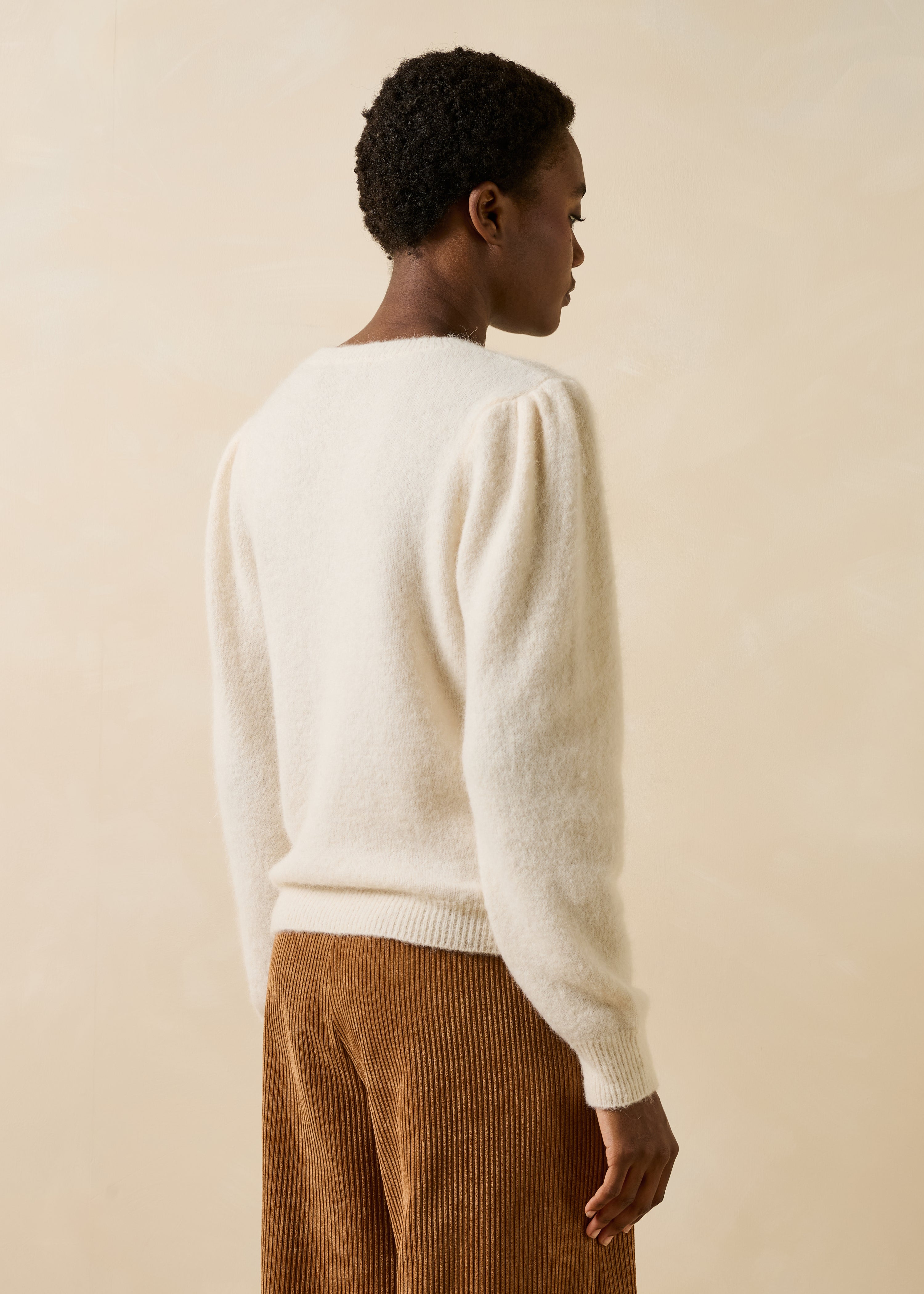 Maglione écru a maniche lunghe in alpaca con scollo rotondo