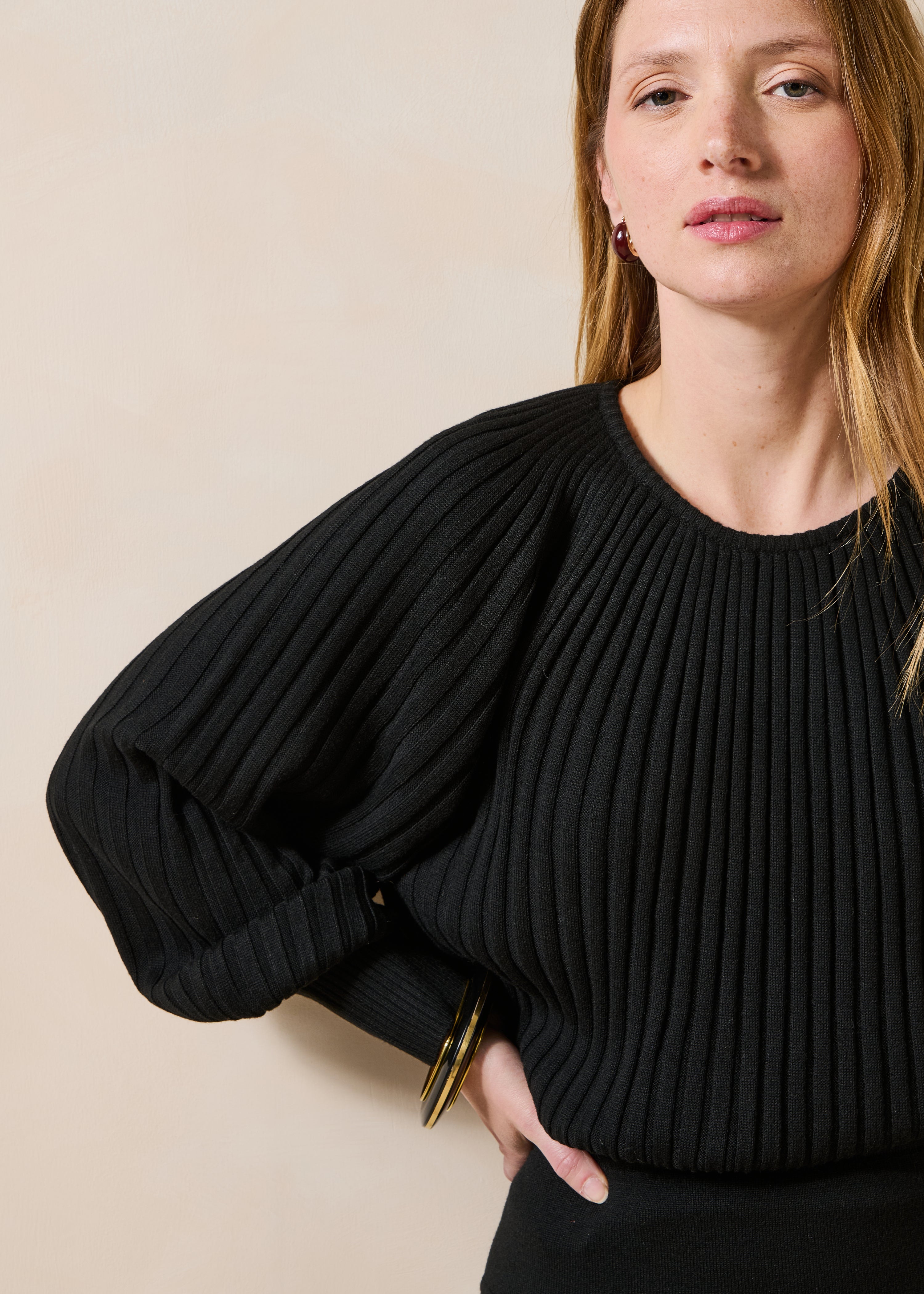 Pull noir en maille plissée manches longues