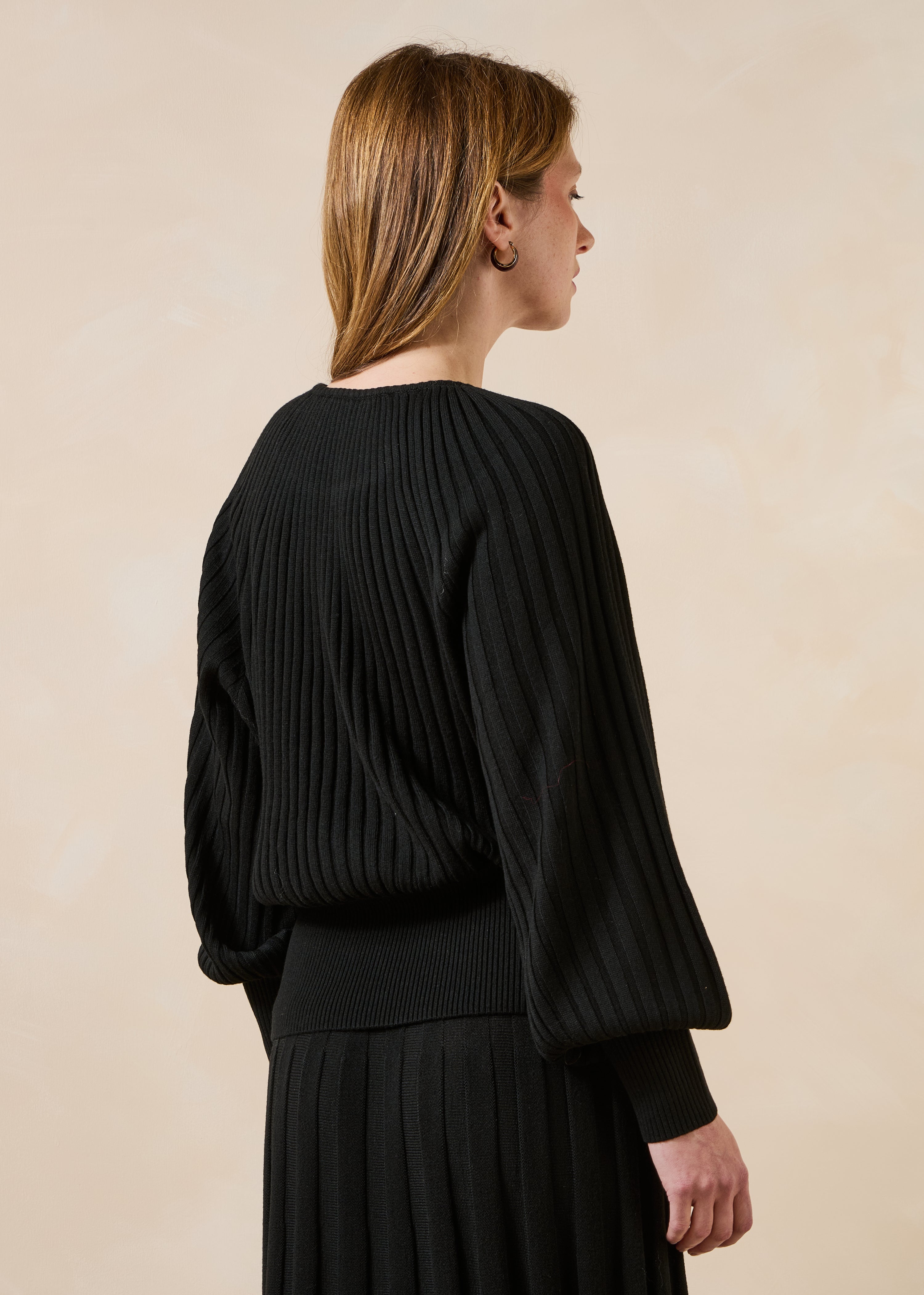 Pull noir en maille plissée manches longues