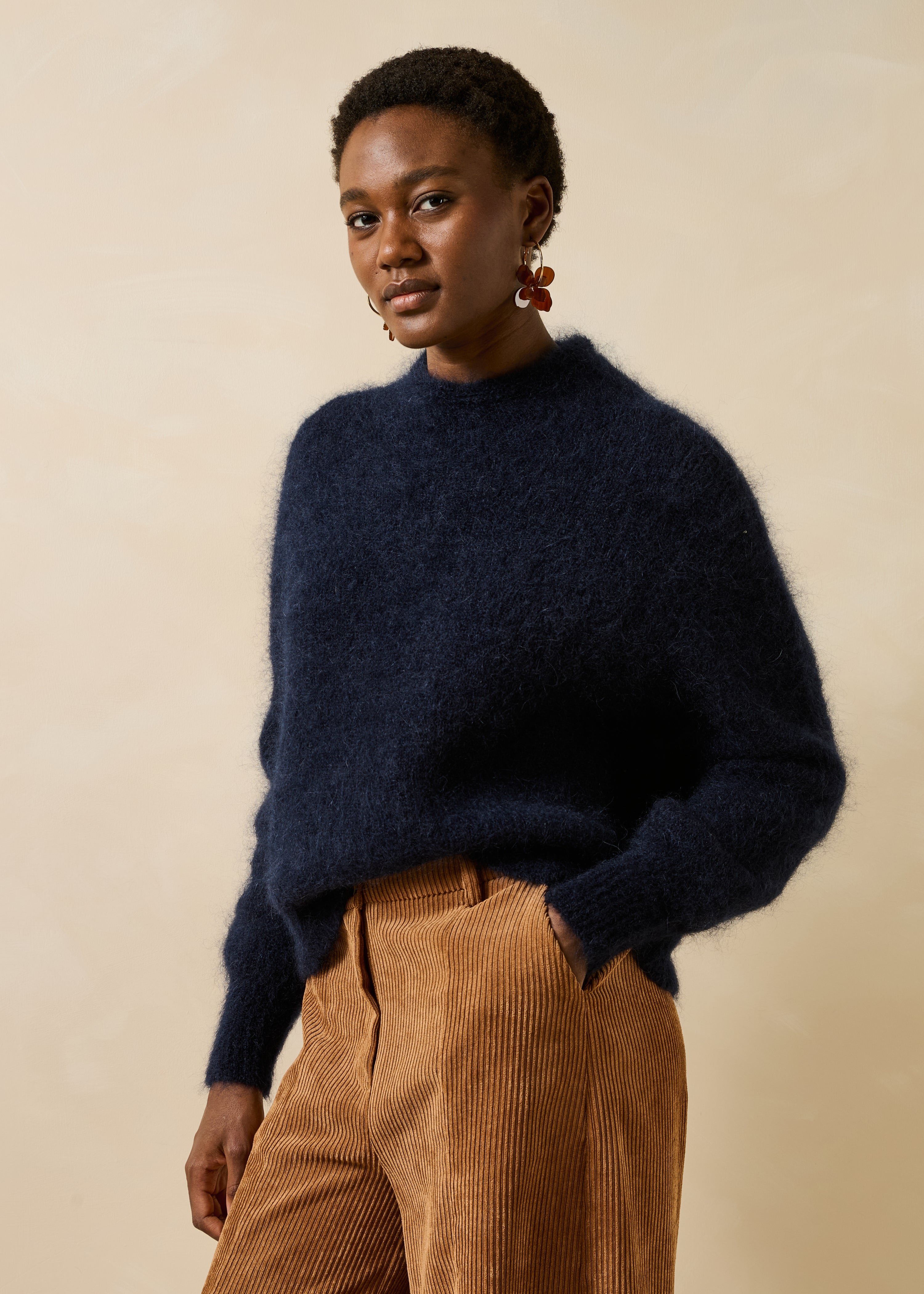 Pull bleu marine manches longues en mohair col montant